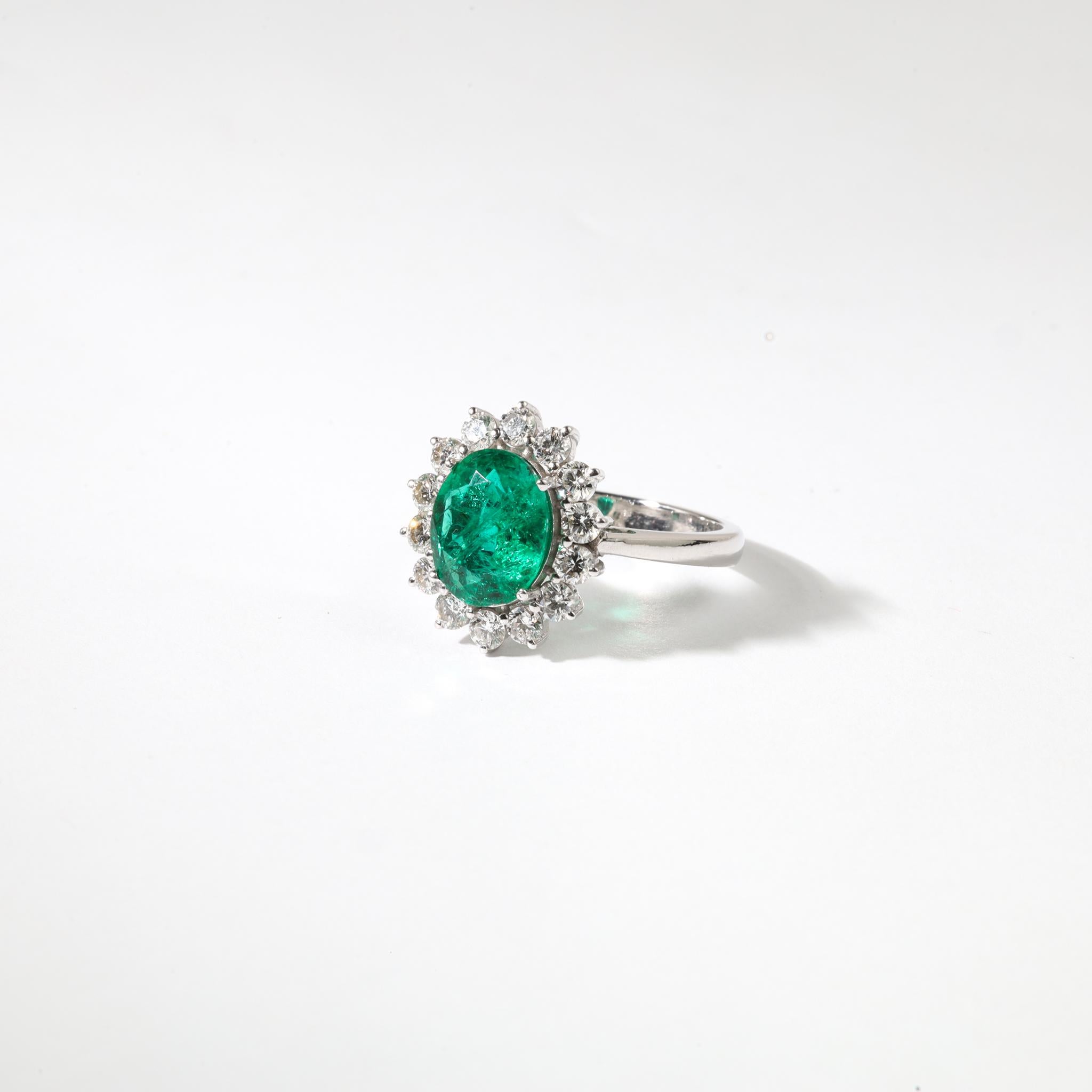 💎 Produktbeschreibung:
Dieser Halo-Verlobungsring strahlt zeitlose Eleganz aus und zeigt einen atemberaubenden Smaragd von ca. 2,13 Karat im natürlichen Ovalschliff, der für seinen üppigen grünen Farbton und seine bezaubernde Ausstrahlung bewundert