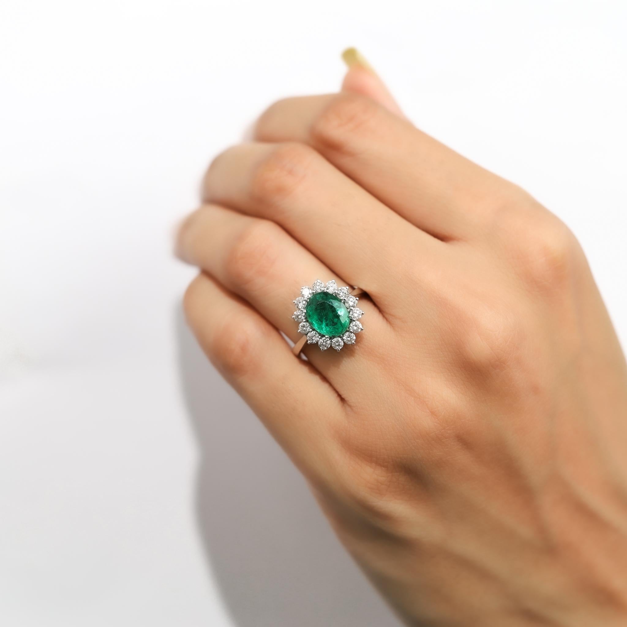 2ct Natürlicher Ovalschliff Smaragd & Diamant Halo Verlobungsring in 18K Weißgold im Angebot 1