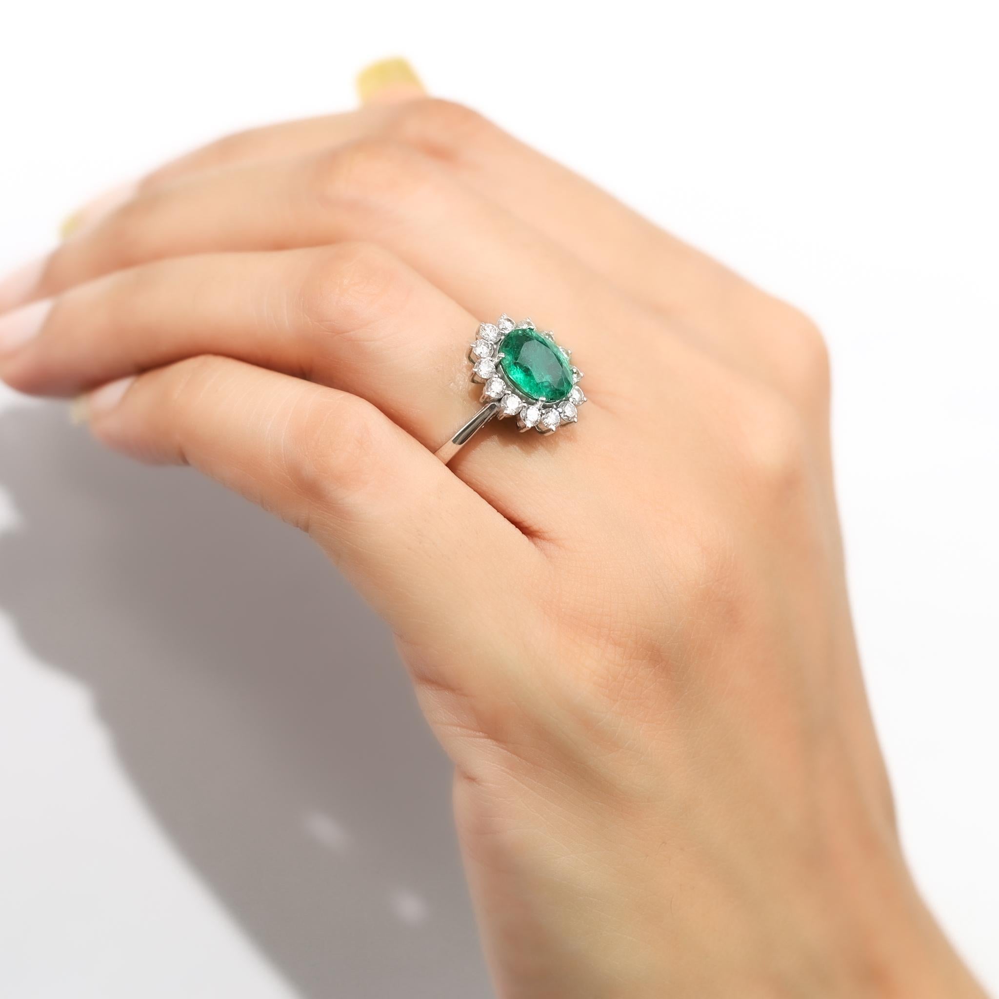 2ct Natürlicher Ovalschliff Smaragd & Diamant Halo Verlobungsring in 18K Weißgold im Angebot 2