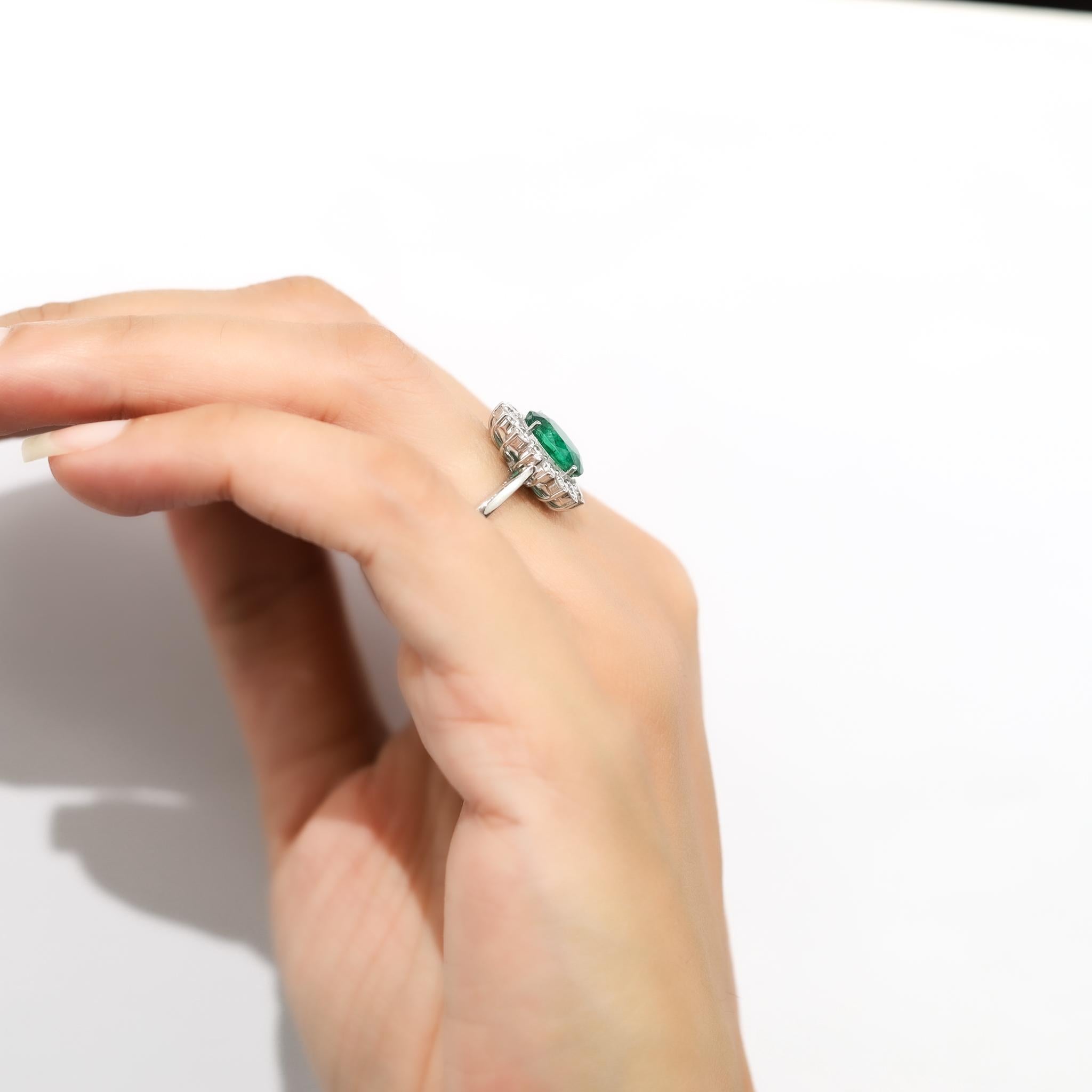 2ct Natürlicher Ovalschliff Smaragd & Diamant Halo Verlobungsring in 18K Weißgold im Angebot 3