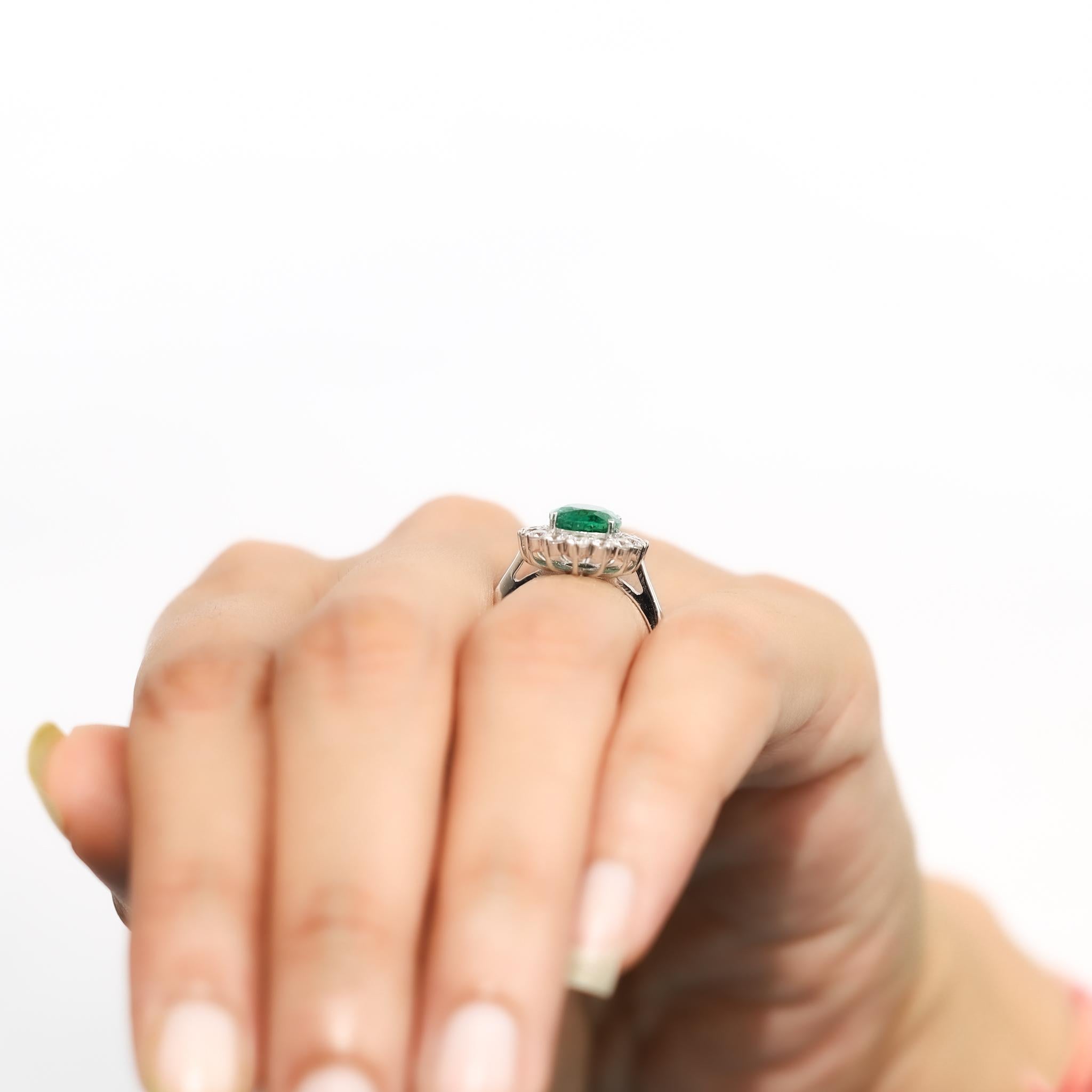 2ct Natürlicher Ovalschliff Smaragd & Diamant Halo Verlobungsring in 18K Weißgold im Angebot 4