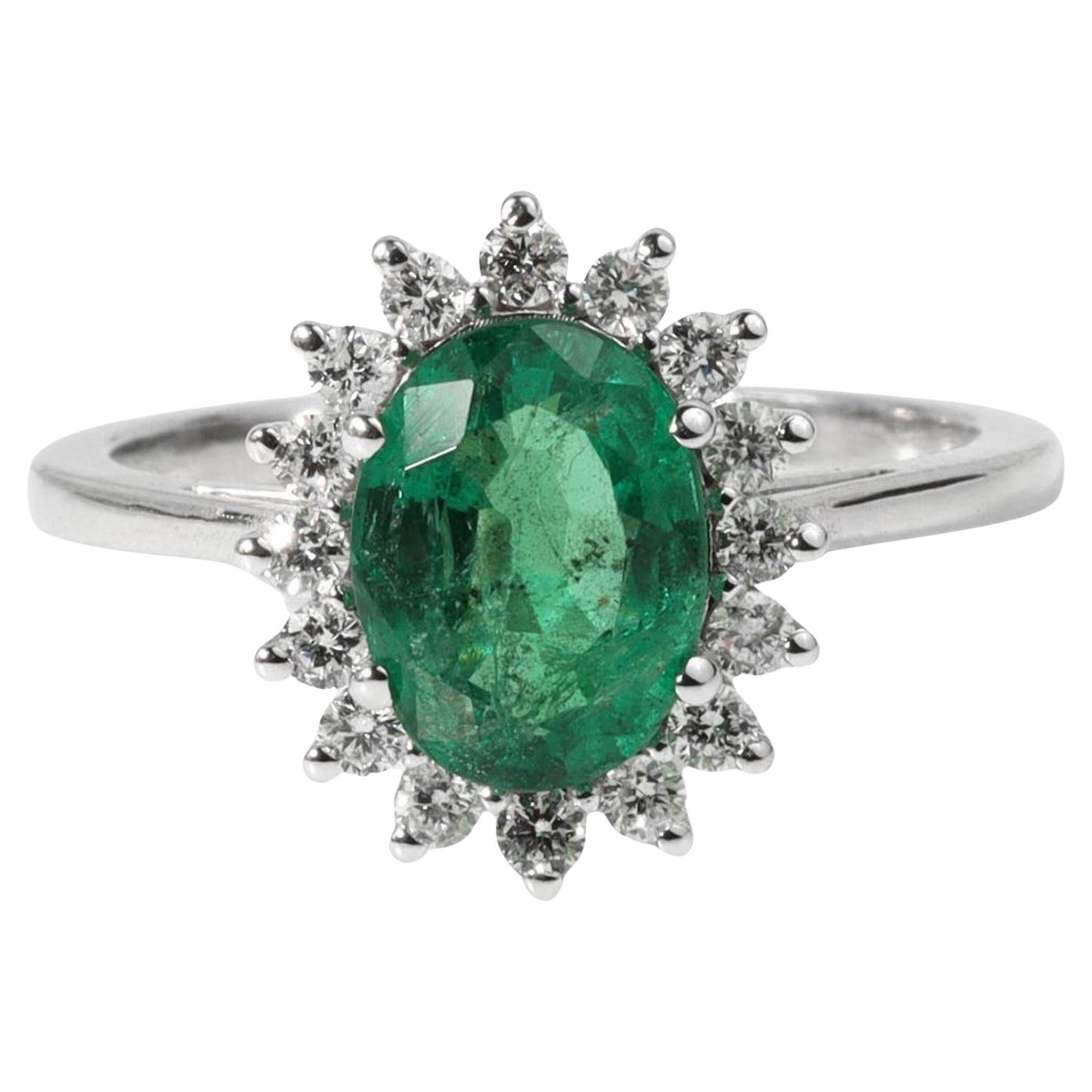 2 Karat Ovalschliff Smaragd und Diamant-Halo-Verlobungsring aus 18 Karat Weißgold