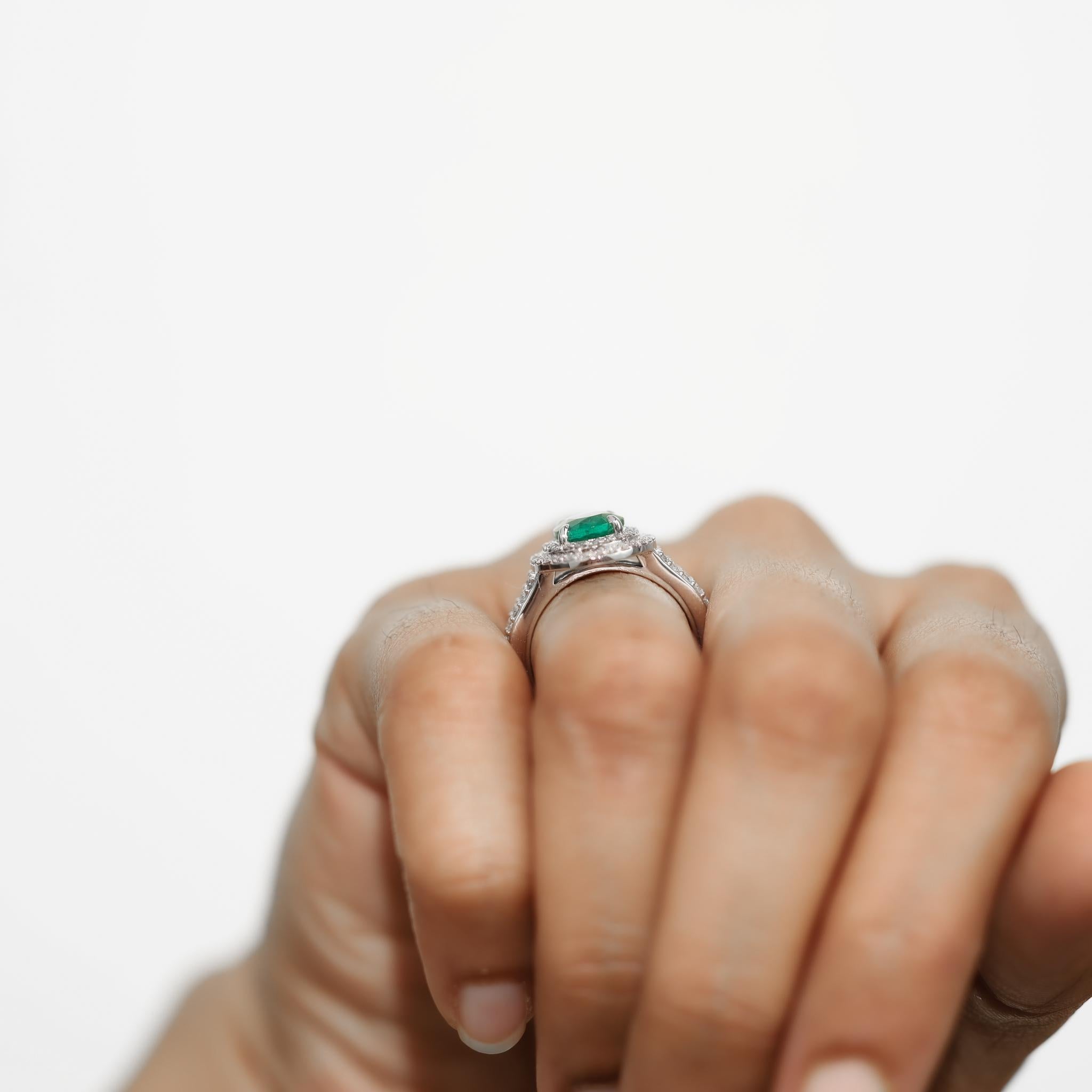 Anello di fidanzamento a doppio cerchio con smeraldo ovale naturale e diamante da 2 carati - Oro bianco 18 carati in vendita 4