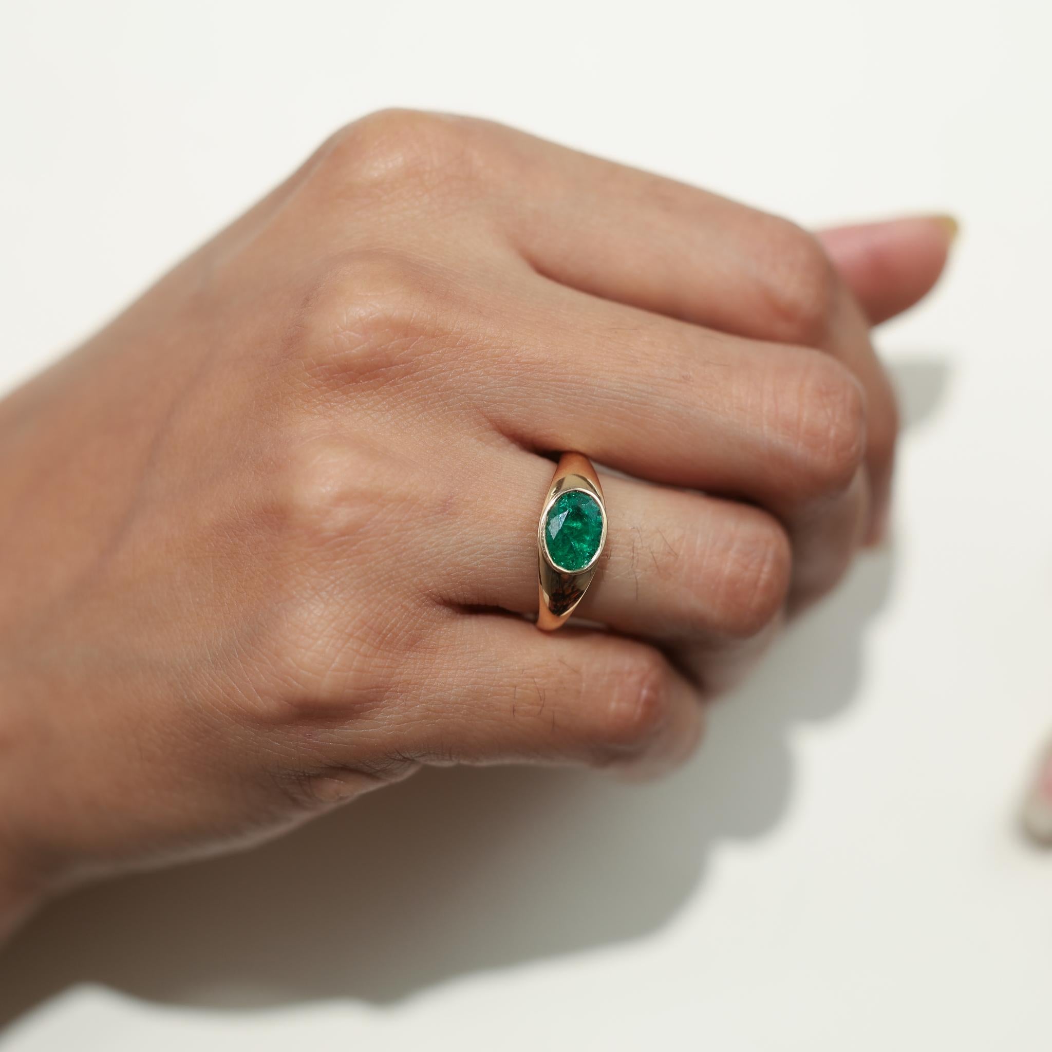 Femenino o masculino Anillo de sello de esmeralda natural ovalada de 2 quilates para hombre y mujer en oro macizo de 18 quilates en venta
