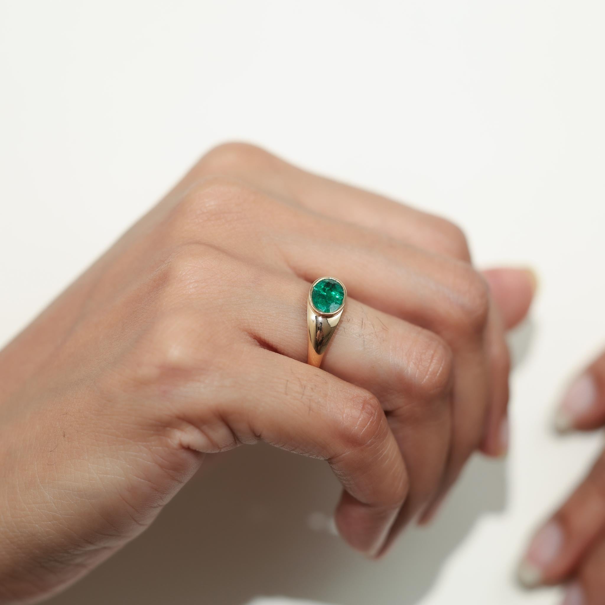 Anillo de sello de esmeralda natural ovalada de 2 quilates para hombre y mujer en oro macizo de 18 quilates en venta 1