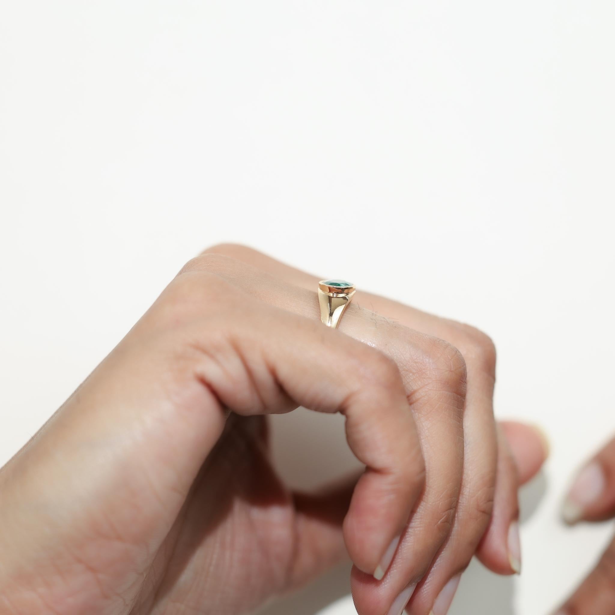 Anillo de sello de esmeralda natural ovalada de 2 quilates para hombre y mujer en oro macizo de 18 quilates en venta 2