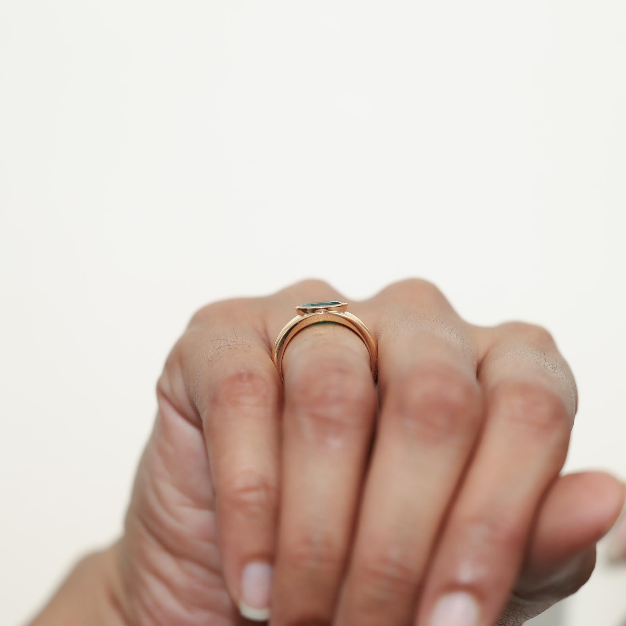 Anillo de sello de esmeralda natural ovalada de 2 quilates para hombre y mujer en oro macizo de 18 quilates en venta 3