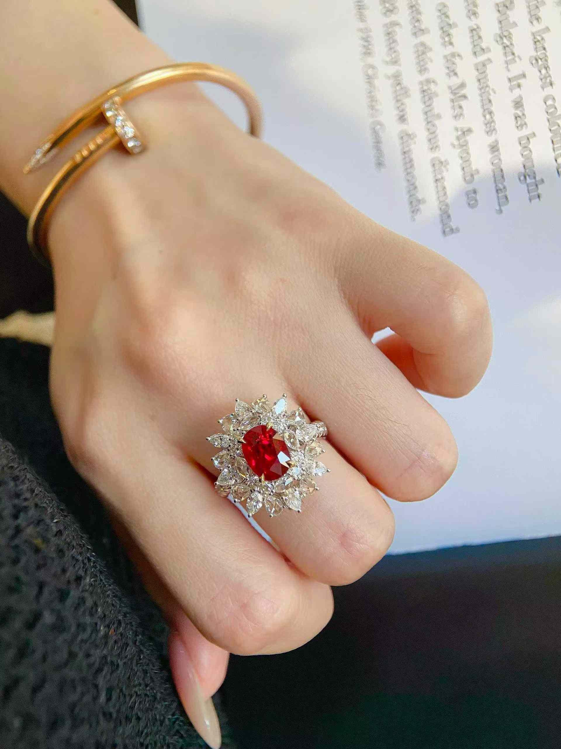 2ct Oval Rubin mit 1,70ct Halo Weiß Diamanten Diamant Cocktail Ring in 18k im Angebot 5