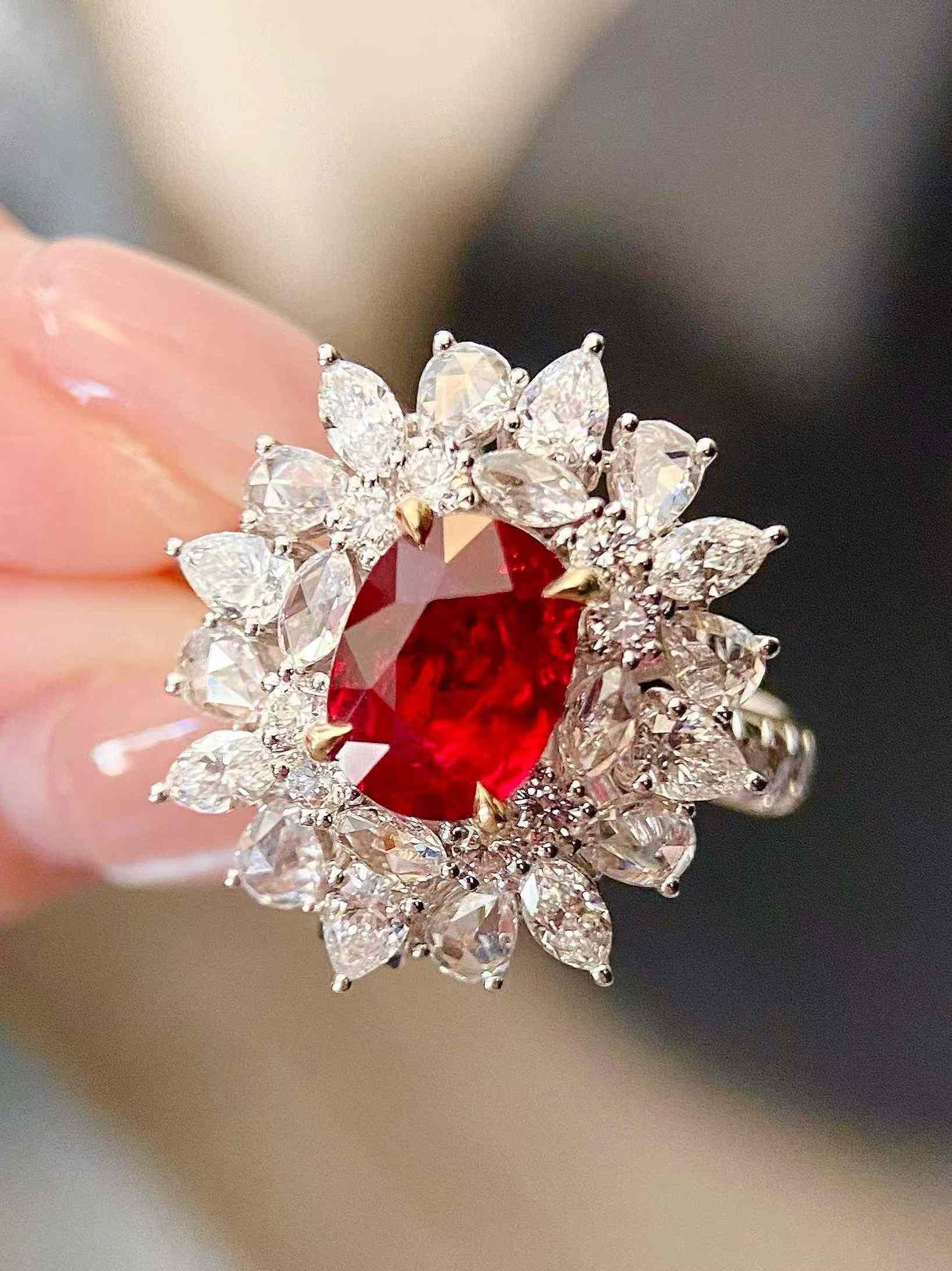 2ct Oval Rubin mit 1,70ct Halo Weiß Diamanten Diamant Cocktail Ring in 18k im Angebot 7