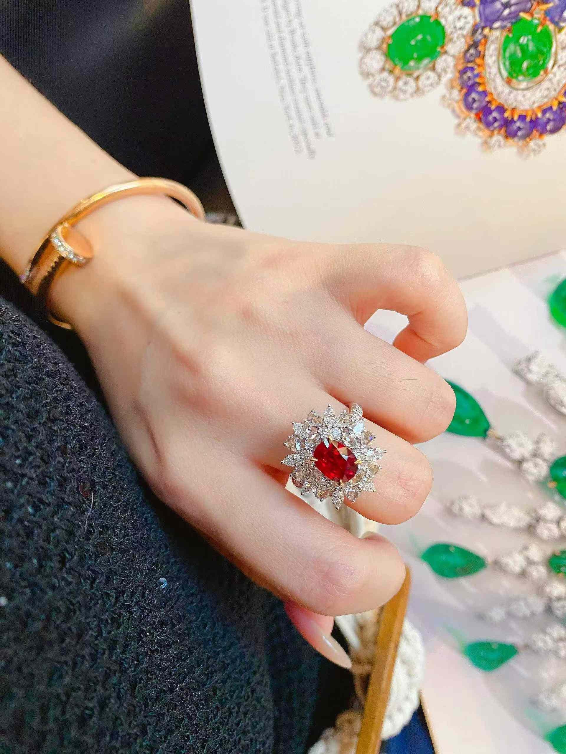 2ct Oval Rubin mit 1,70ct Halo Weiß Diamanten Diamant Cocktail Ring in 18k (Ovalschliff) im Angebot