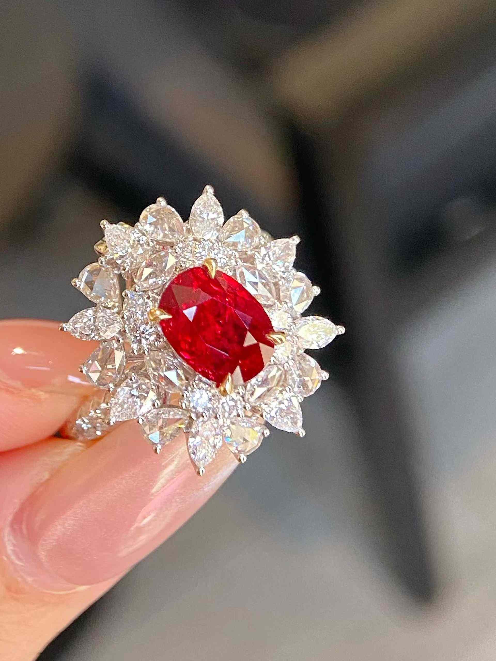 2ct Oval Rubin mit 1,70ct Halo Weiß Diamanten Diamant Cocktail Ring in 18k Damen im Angebot