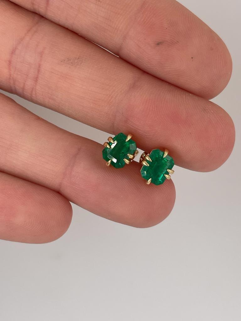 2ct pair of Emerald and 18k stud earrings  For Sale 12