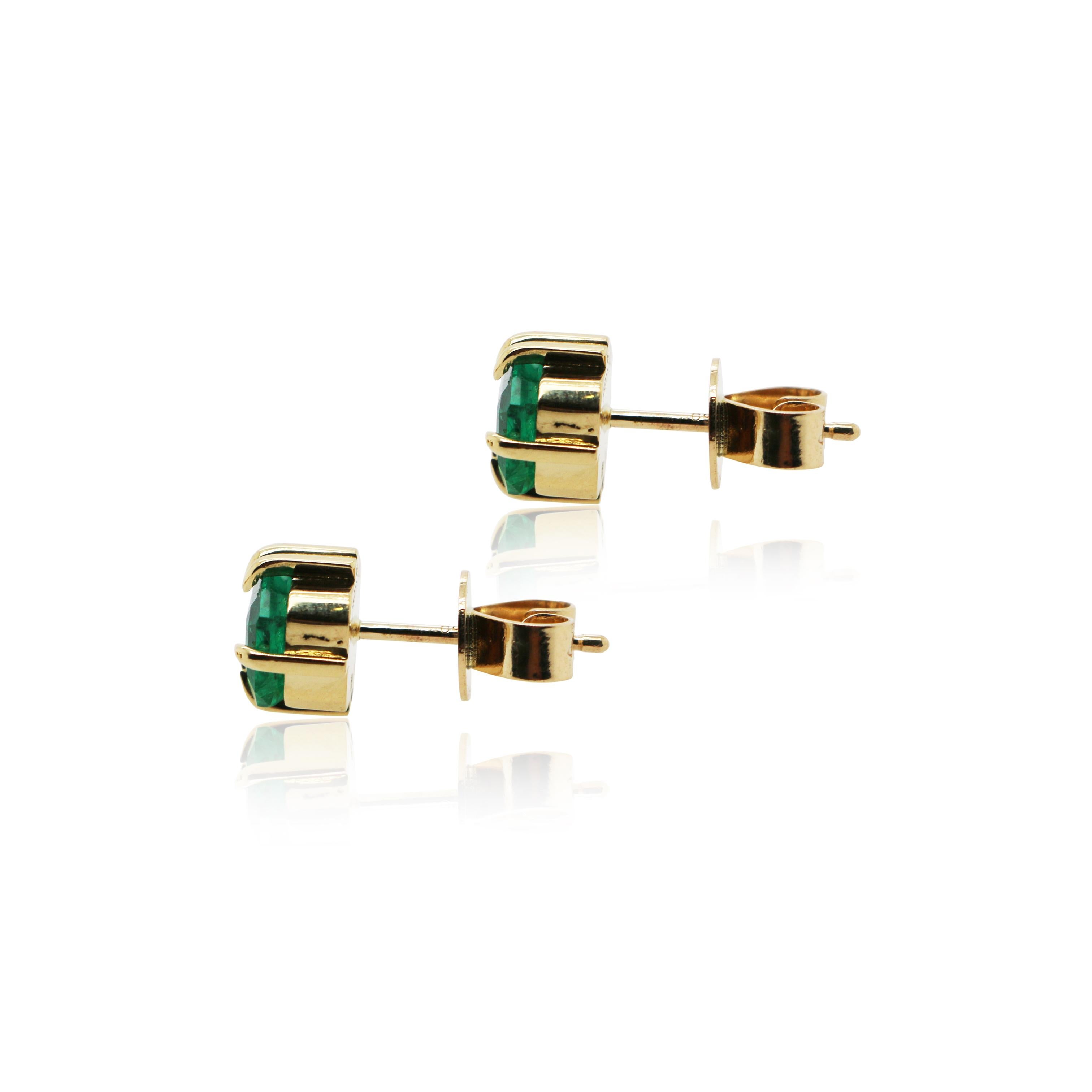 2ct pair of Emerald and 18k stud earrings  For Sale 5