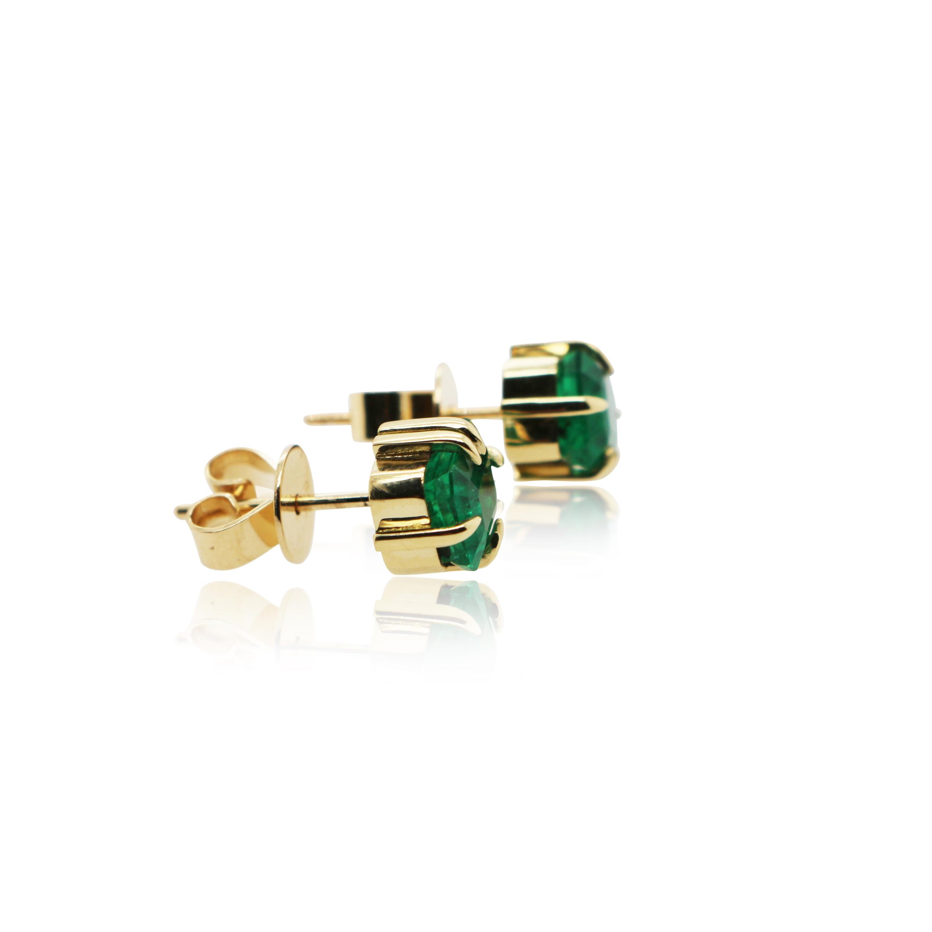 2ct pair of Emerald and 18k stud earrings  For Sale 10