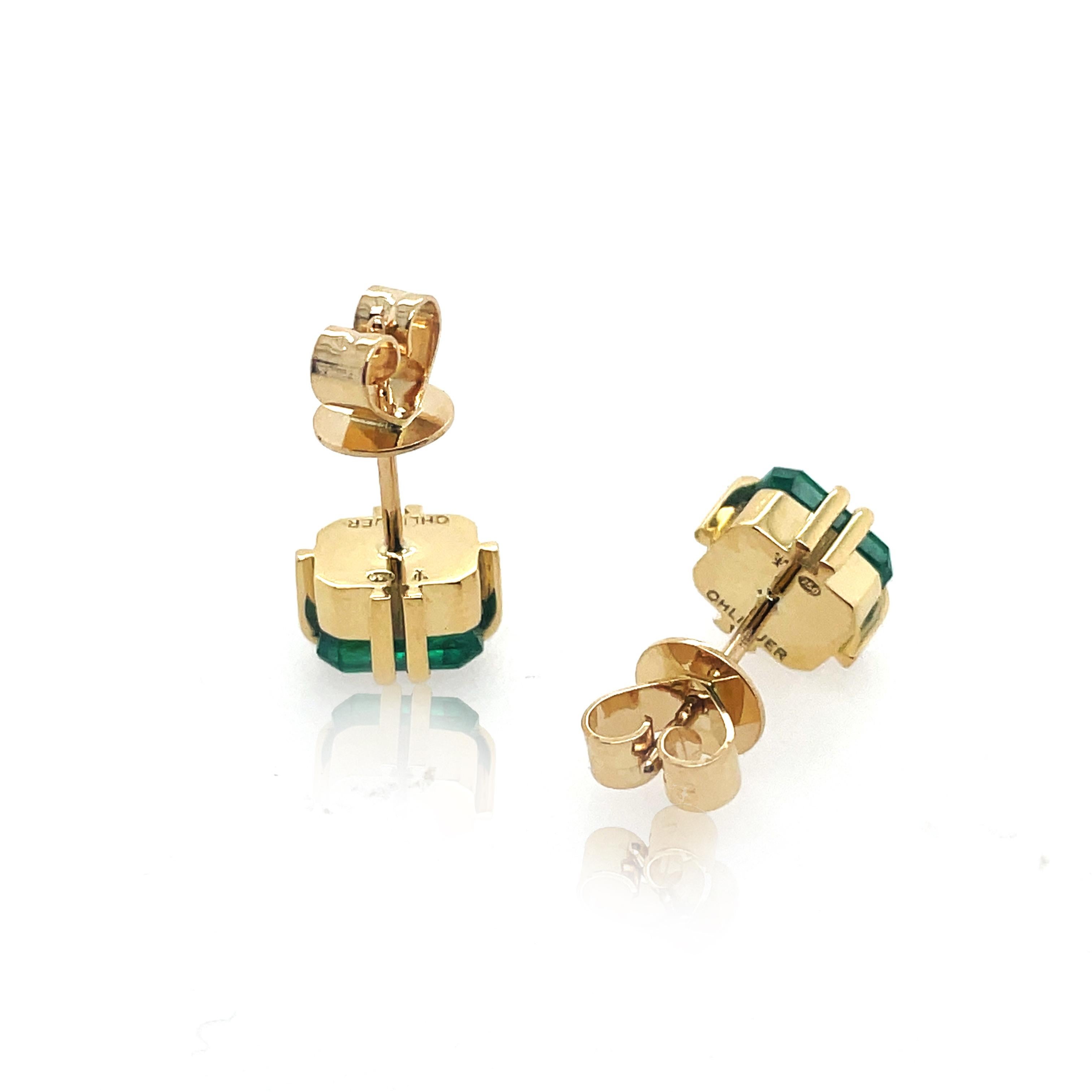 2ct pair of Emerald and 18k stud earrings  For Sale 3