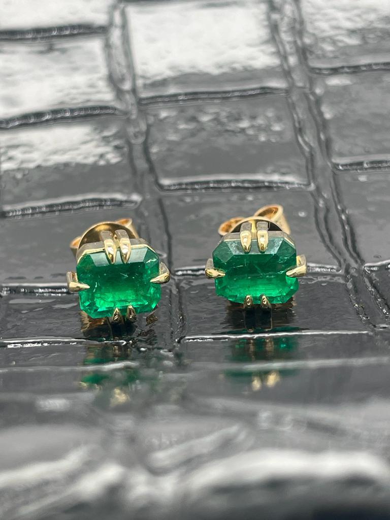 Women's or Men's 2ct pair of Emerald and 18k stud earrings  For Sale