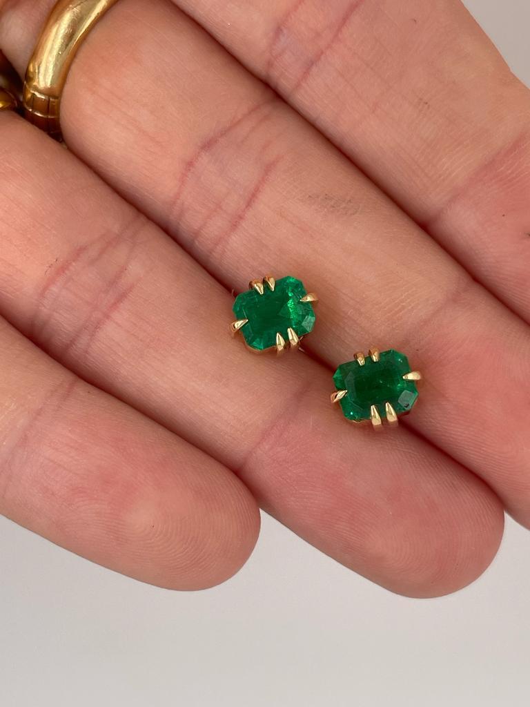 2ct pair of Emerald and 18k stud earrings  For Sale 2