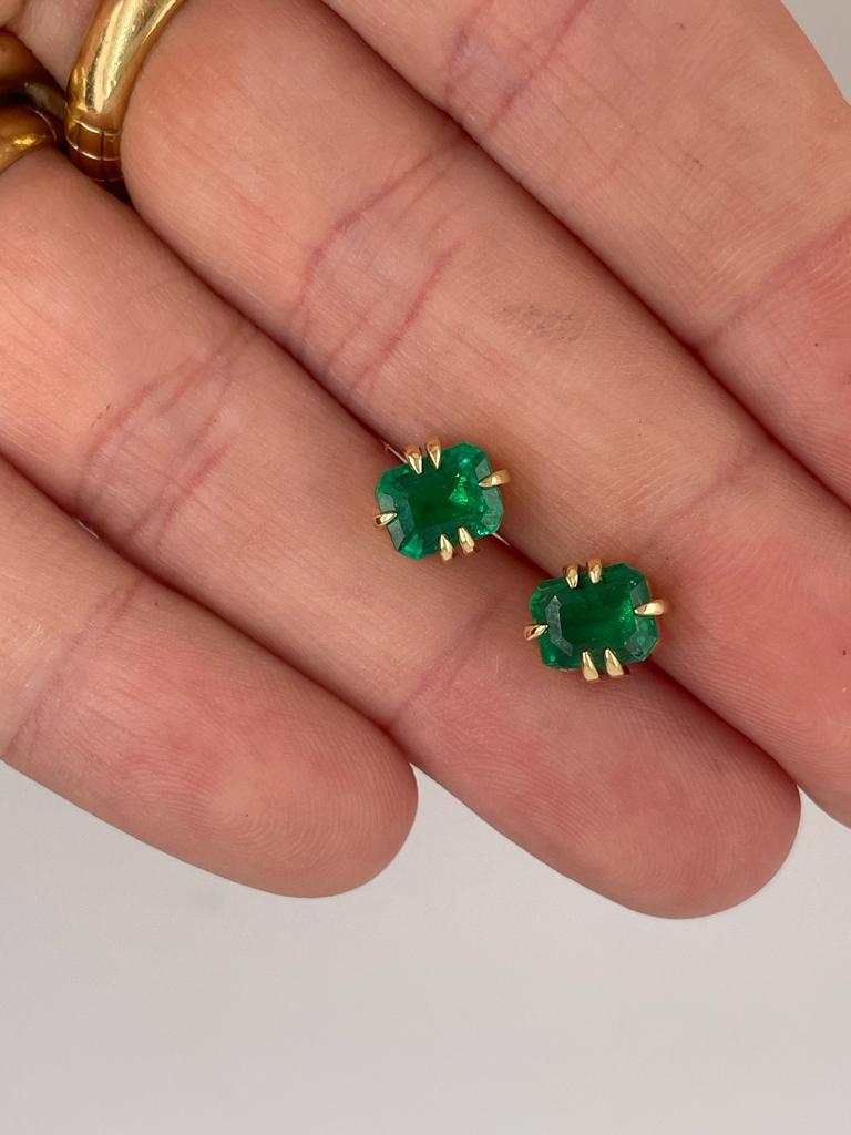 2ct pair of Emerald and 18k stud earrings  For Sale 4