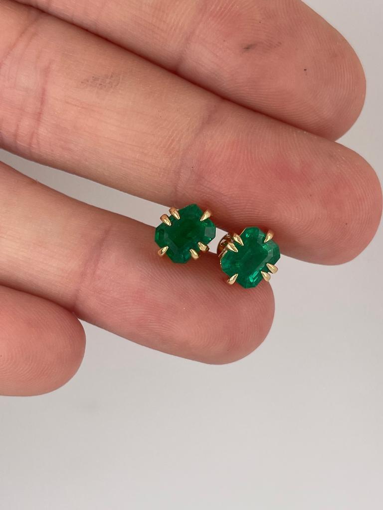2ct pair of Emerald and 18k stud earrings  For Sale 7