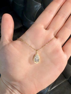 Collana con diamanti a forma di pera da 2 carati in oro giallo 18 ct.