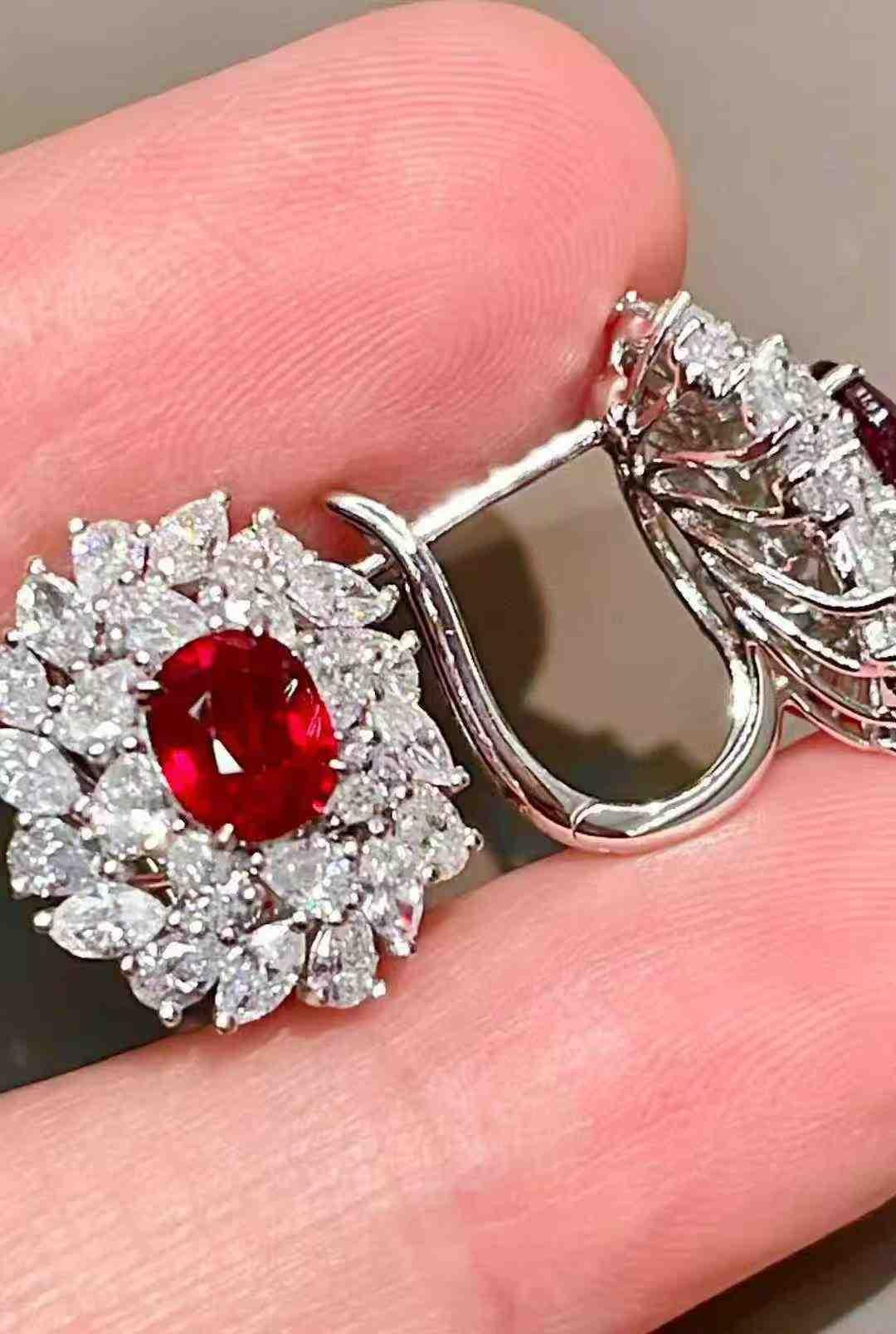 Orecchini a perno con rubino rosso 2ct e diamanti 2,30ct in oro bianco 18K in vendita 6