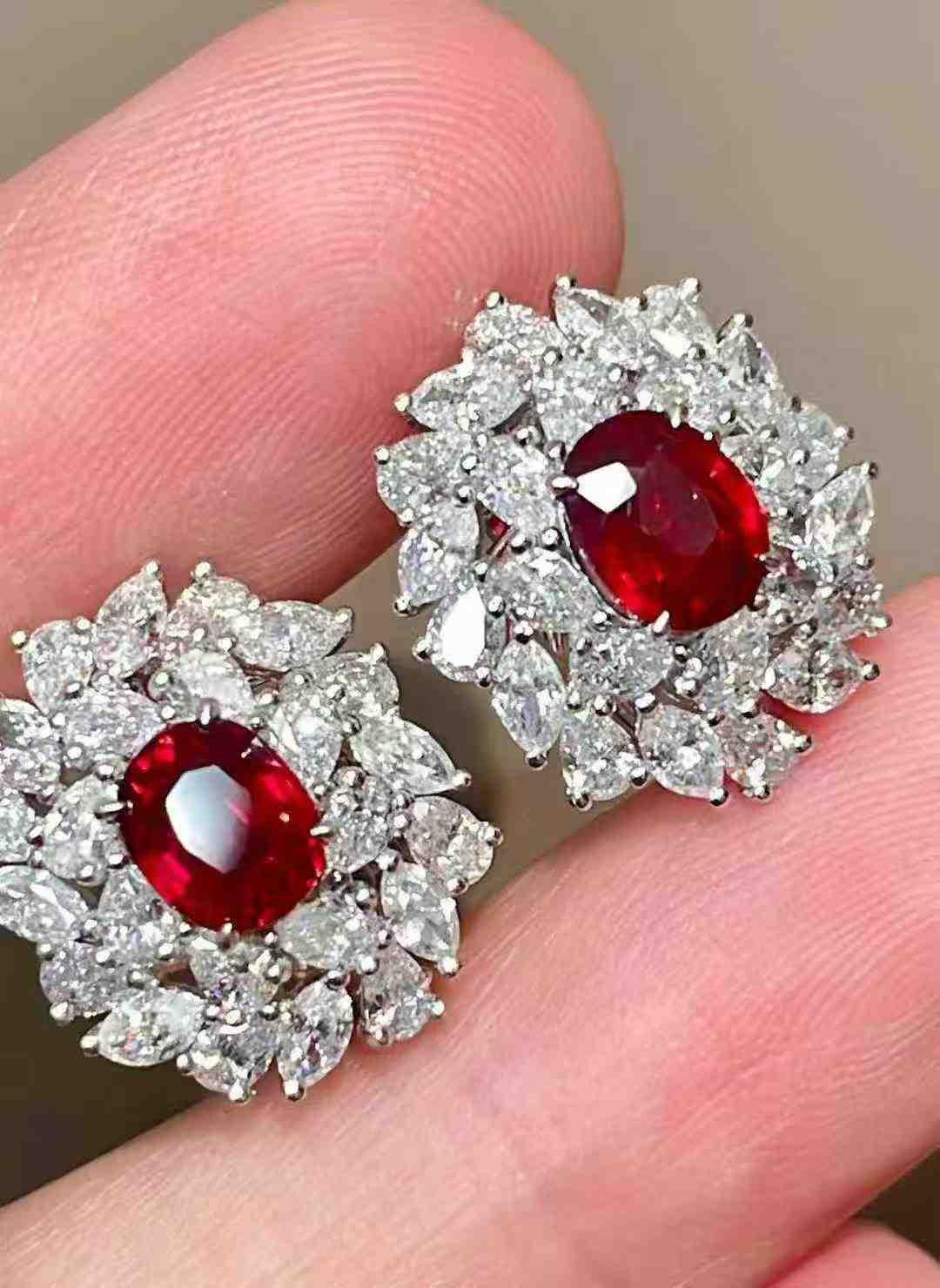 Orecchini a perno con rubino rosso 2ct e diamanti 2,30ct in oro bianco 18K in vendita 10