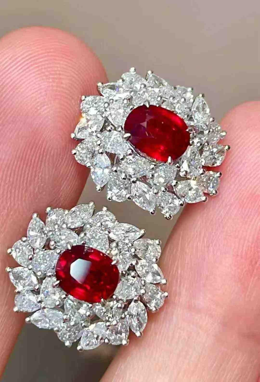 Orecchini a perno con rubino rosso 2ct e diamanti 2,30ct in oro bianco 18K in vendita 11