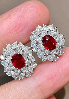 Pendientes con halo de rubí sangre de paloma de 2 ct y diamantes de 2,30 ct en oro blanco de 18 quilates