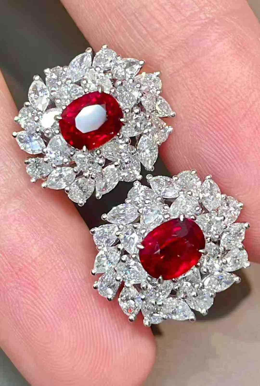 Contemporaneo Orecchini a perno con rubino rosso 2ct e diamanti 2,30ct in oro bianco 18K in vendita
