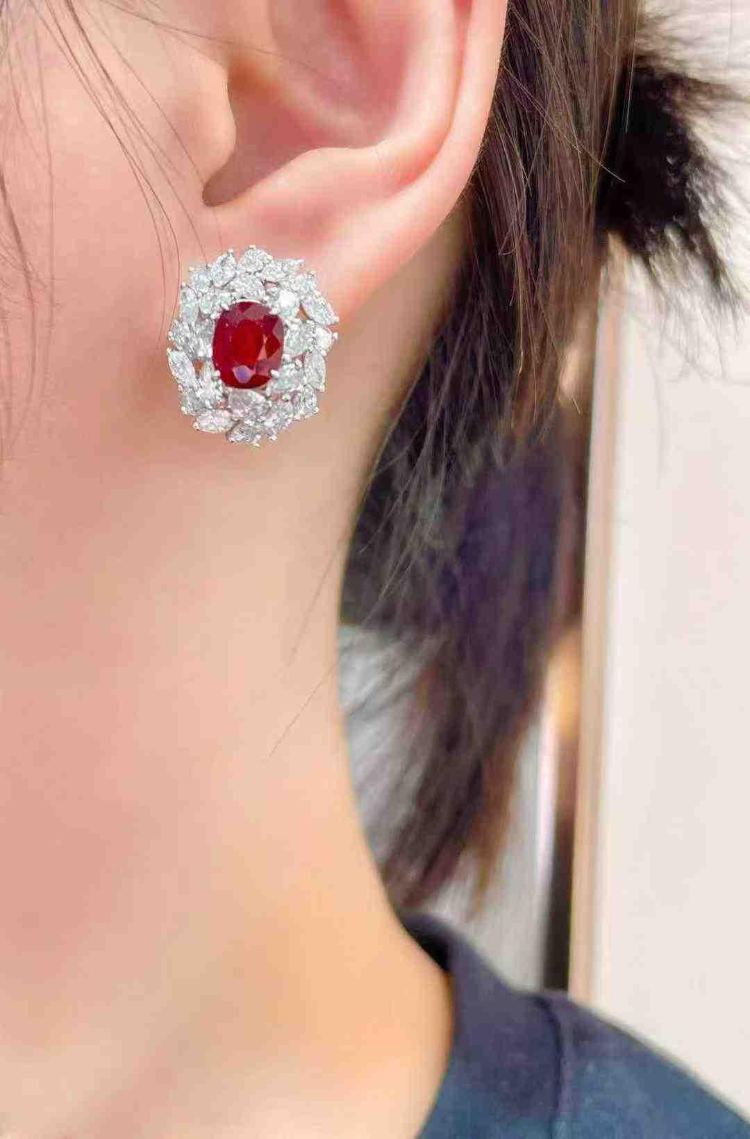 Orecchini a perno con rubino rosso 2ct e diamanti 2,30ct in oro bianco 18K in vendita 1