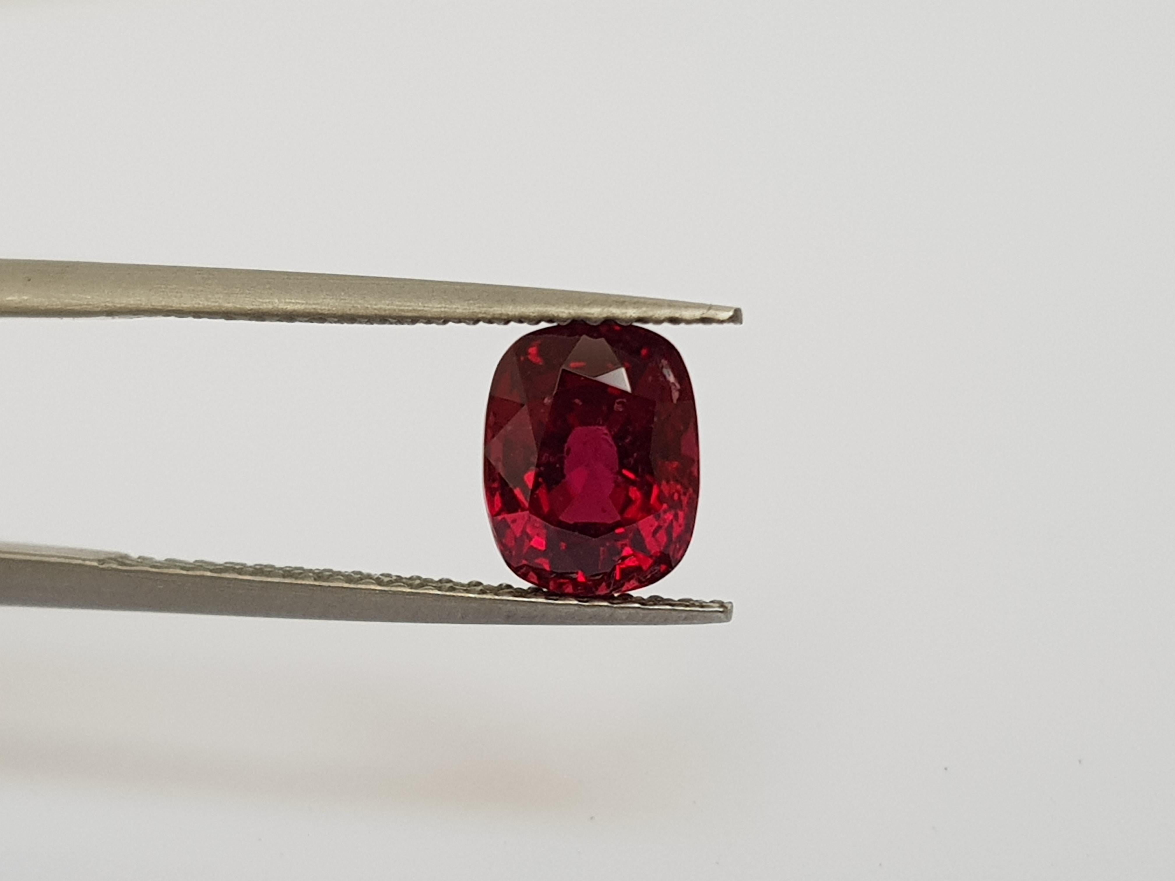 2ct Rubí birmano sangre de paloma - Sin calentar Corte cojín en venta