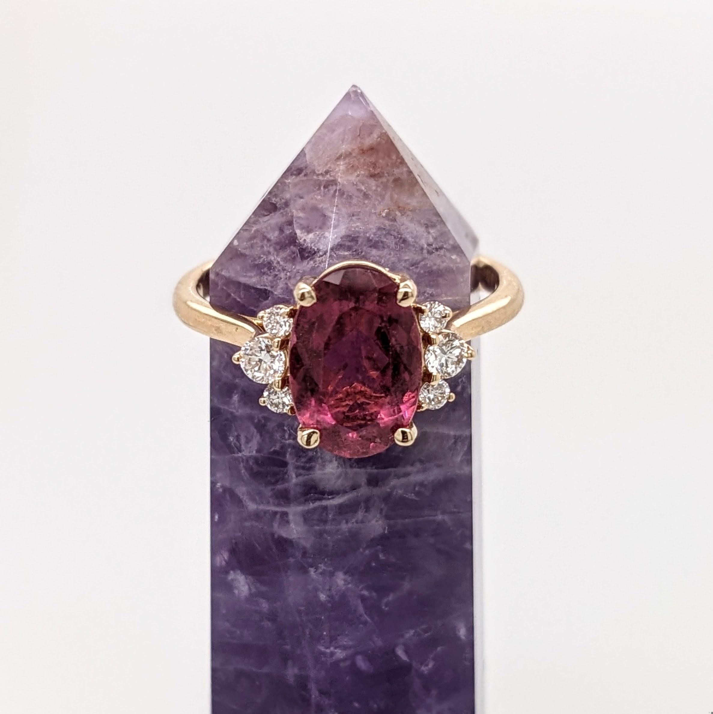 Cette magnifique bague est ornée d'une tourmaline ovale de 1,92 carat et de diamants naturels sertis dans de l'or massif 14k. Cette bague est parfaite pour des fiançailles ou un anniversaire qui attirent l'attention. Cette bague constitue également