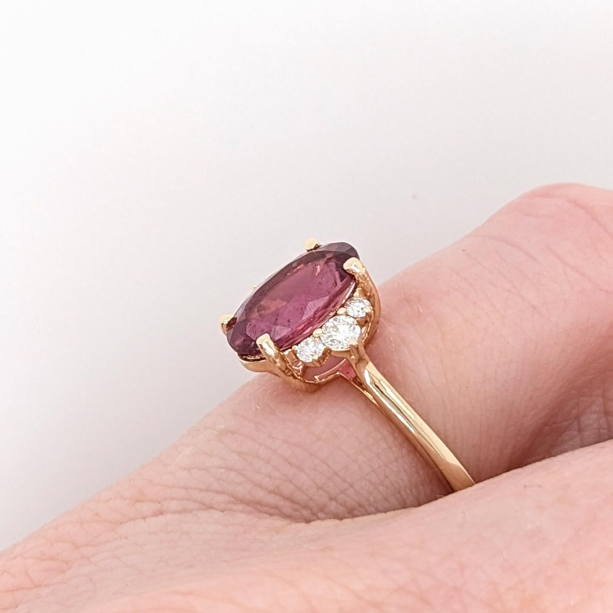 Taille ovale Bague en or jaune 14 carats avec tourmaline rose 2 carats et diamants extraits de la terre OV 10x7 en vente