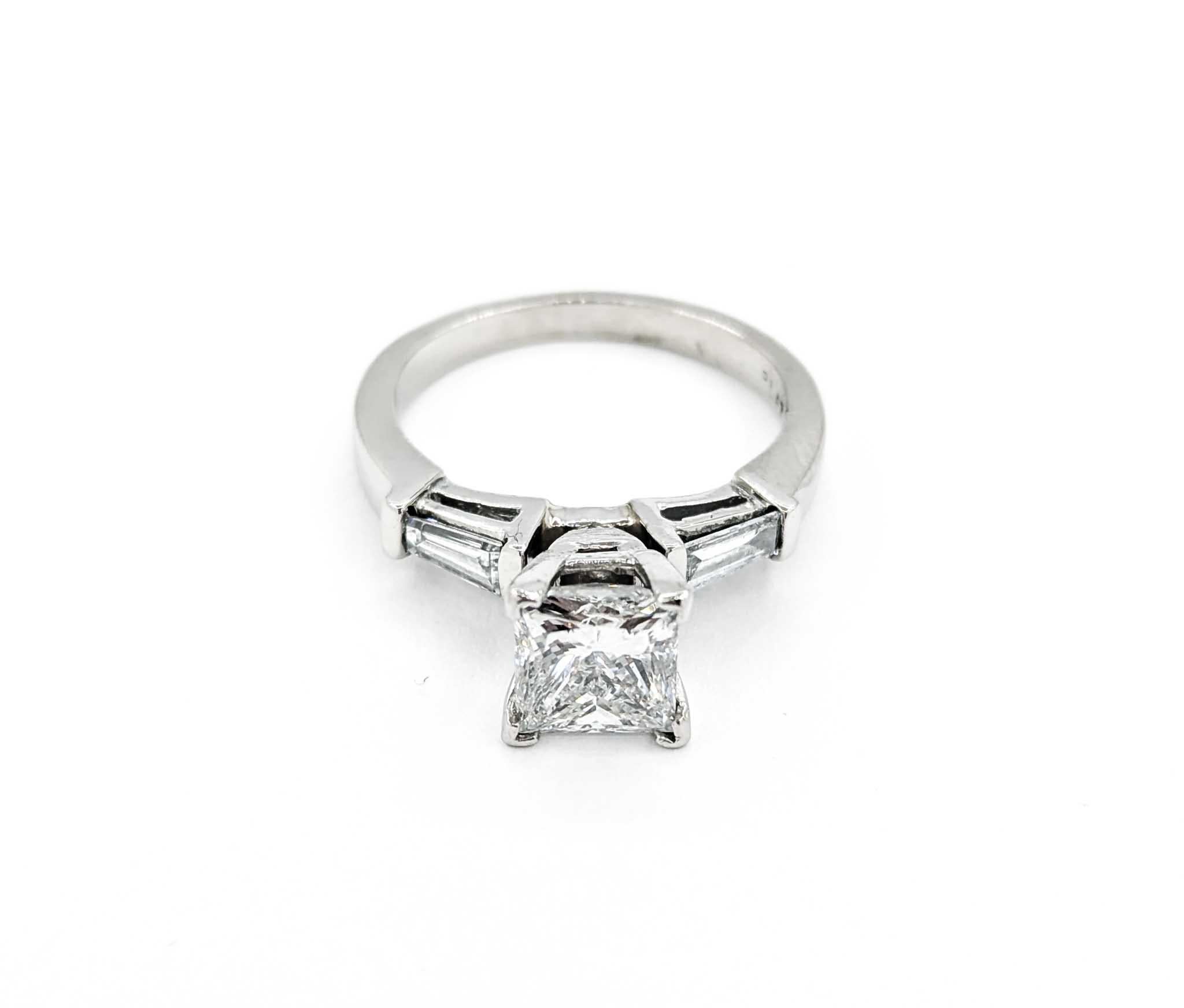 Anello di fidanzamento con diamanti 2ct Princess e Baguette in platino in vendita 6