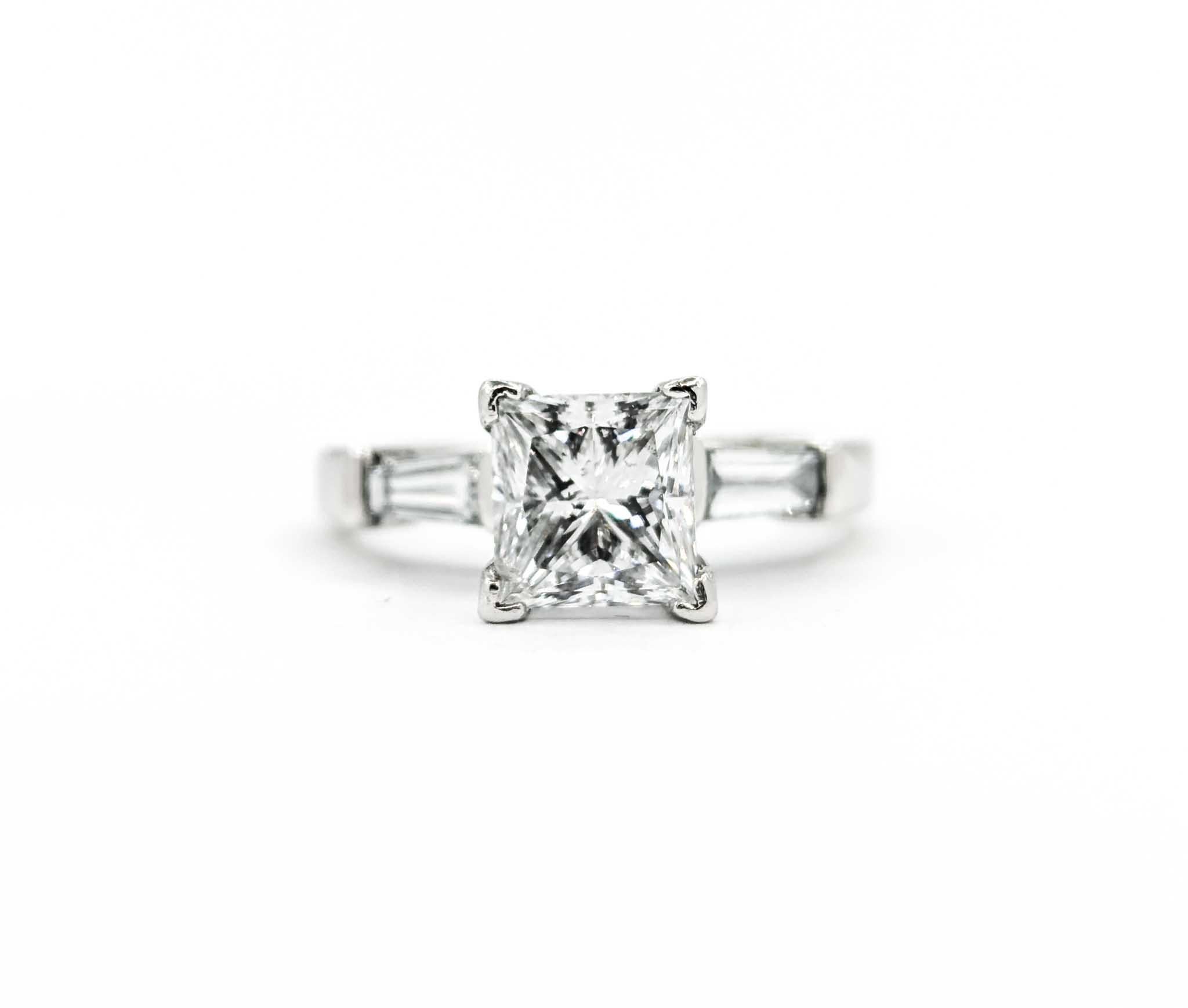 Anello di fidanzamento con diamanti 2ct Princess e Baguette in platino in vendita 7