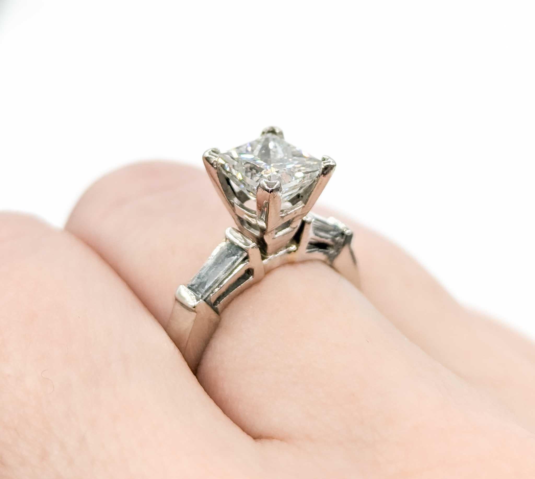Anello di fidanzamento con diamanti 2ct Princess e Baguette in platino

Ti presentiamo questo squisito anello di fidanzamento in platino. L'anello presenta un diamante da 2,00 ct accentato da diamanti da 0,34 ct. Lo scintillante diamante da 2,00ct