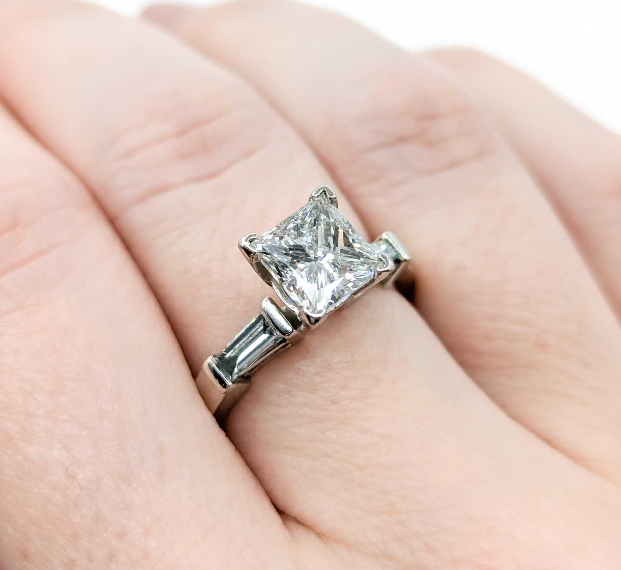 Taglio princess Anello di fidanzamento con diamanti 2ct Princess e Baguette in platino in vendita