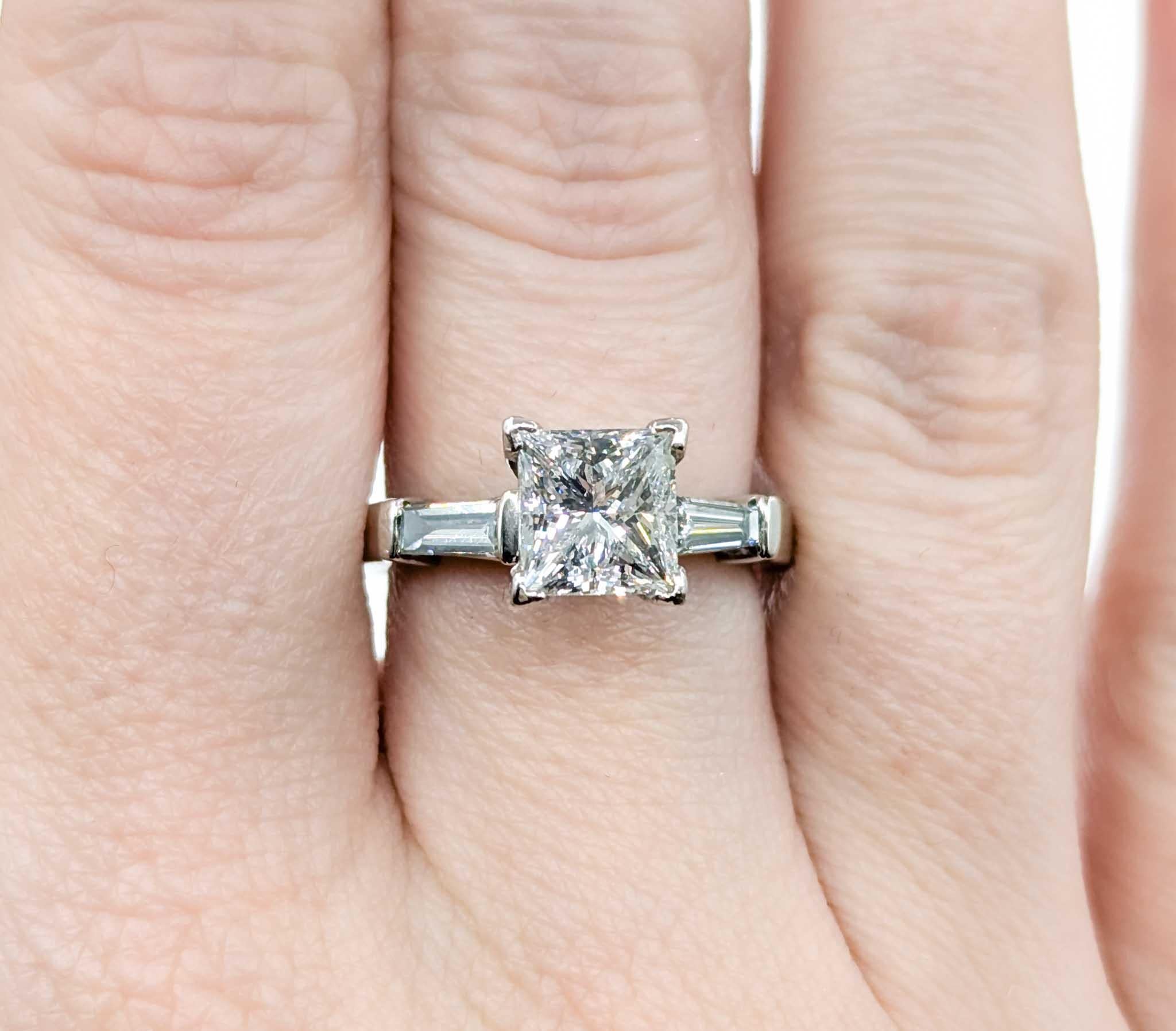 Anello di fidanzamento con diamanti 2ct Princess e Baguette in platino In condizioni ottime in vendita a Bloomington, MN