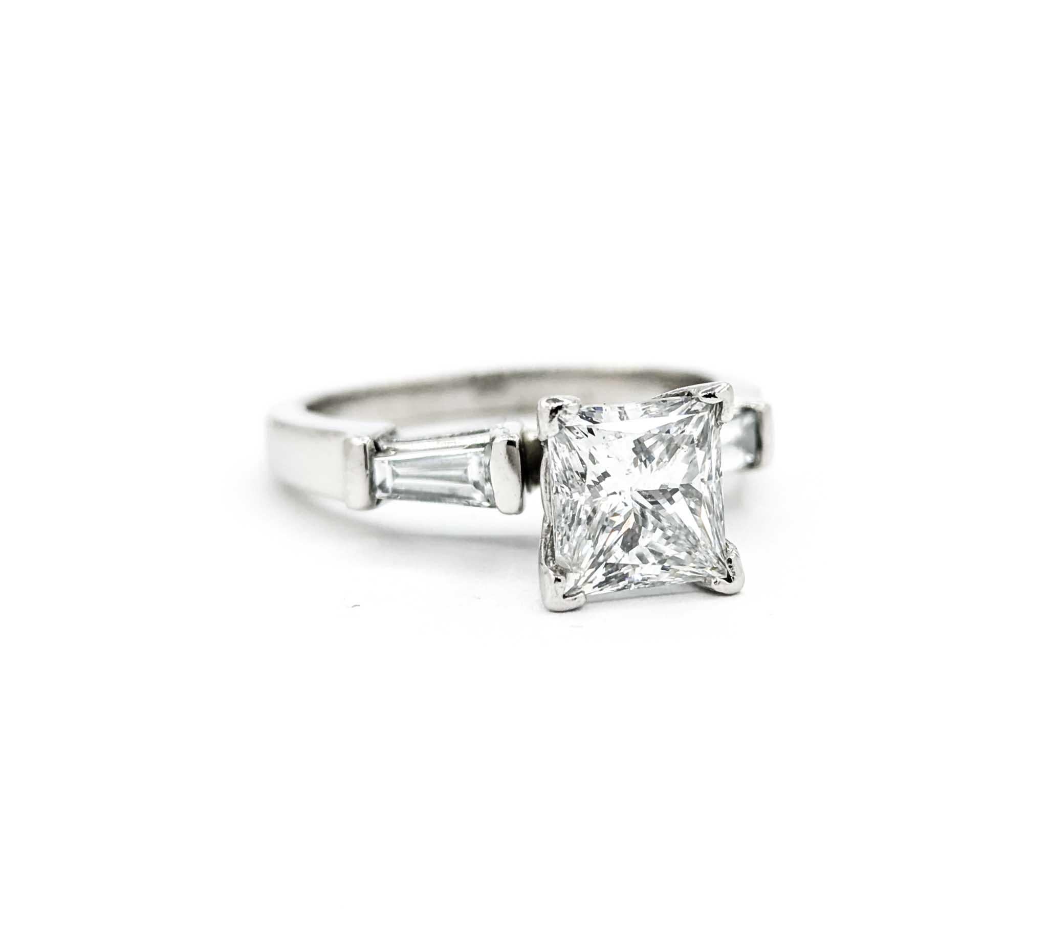 Donna Anello di fidanzamento con diamanti 2ct Princess e Baguette in platino in vendita