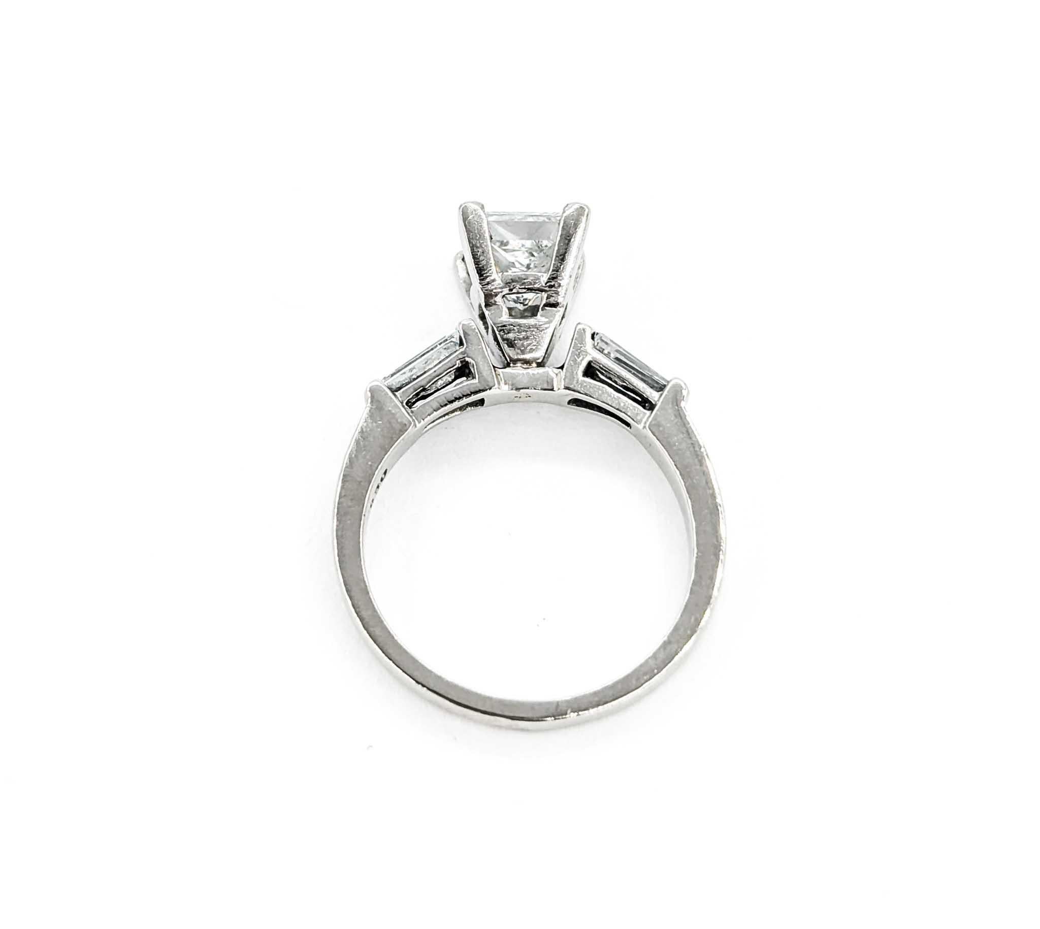 Anello di fidanzamento con diamanti 2ct Princess e Baguette in platino in vendita 3