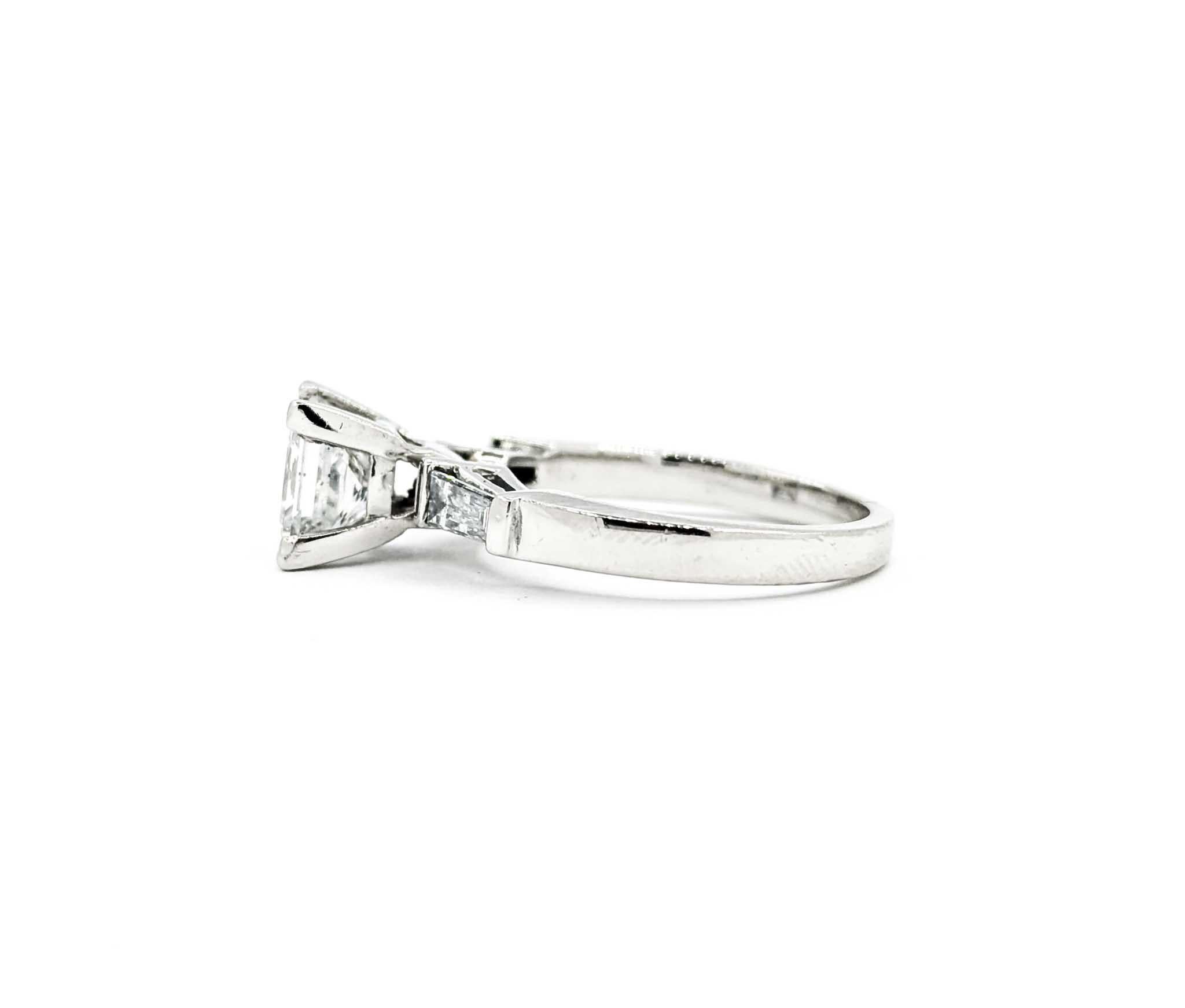 Anello di fidanzamento con diamanti 2ct Princess e Baguette in platino in vendita 4