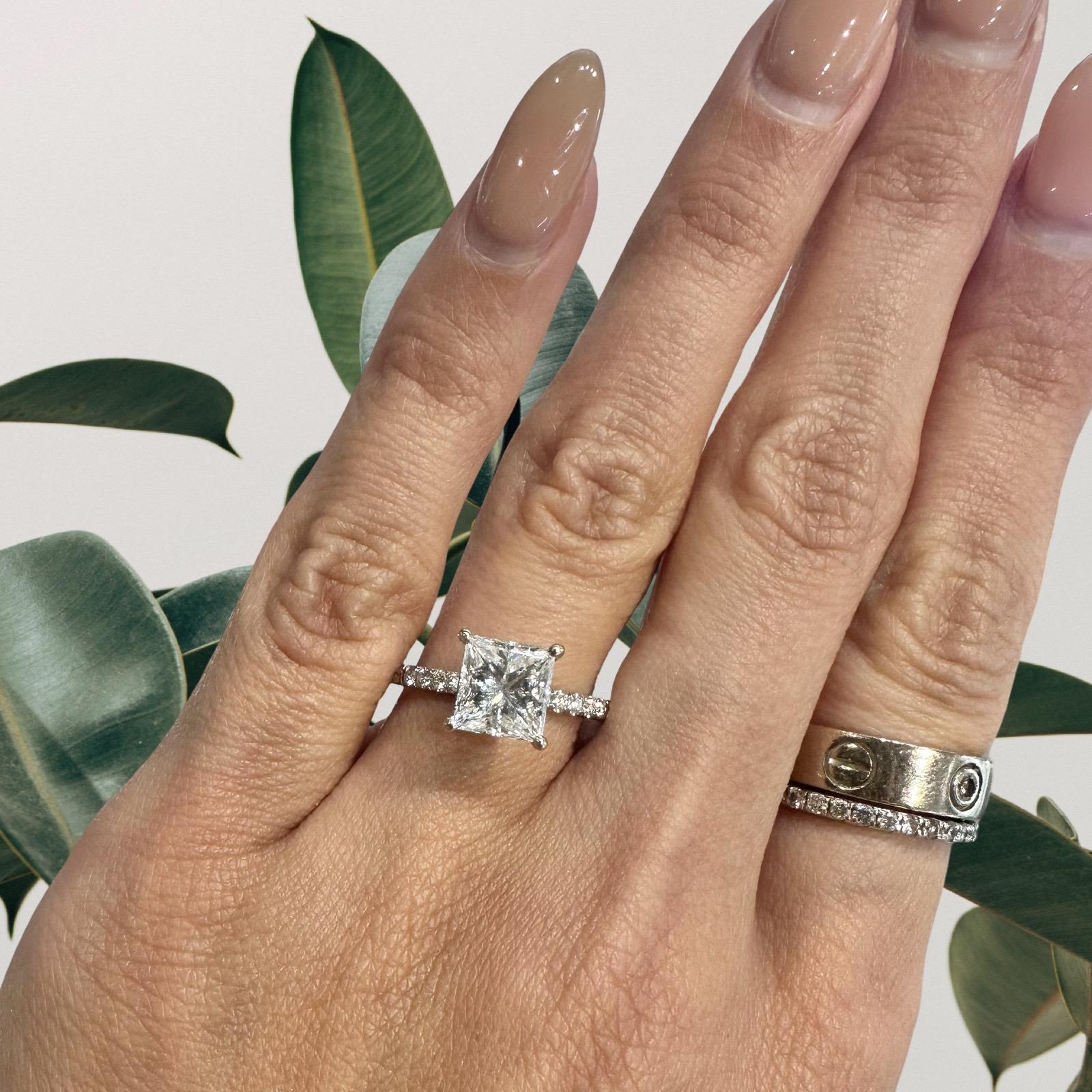 2ct Princess Cut Diamond Ring in 18k White Gold, Sizable In Good Condition For Sale In Miami, FL