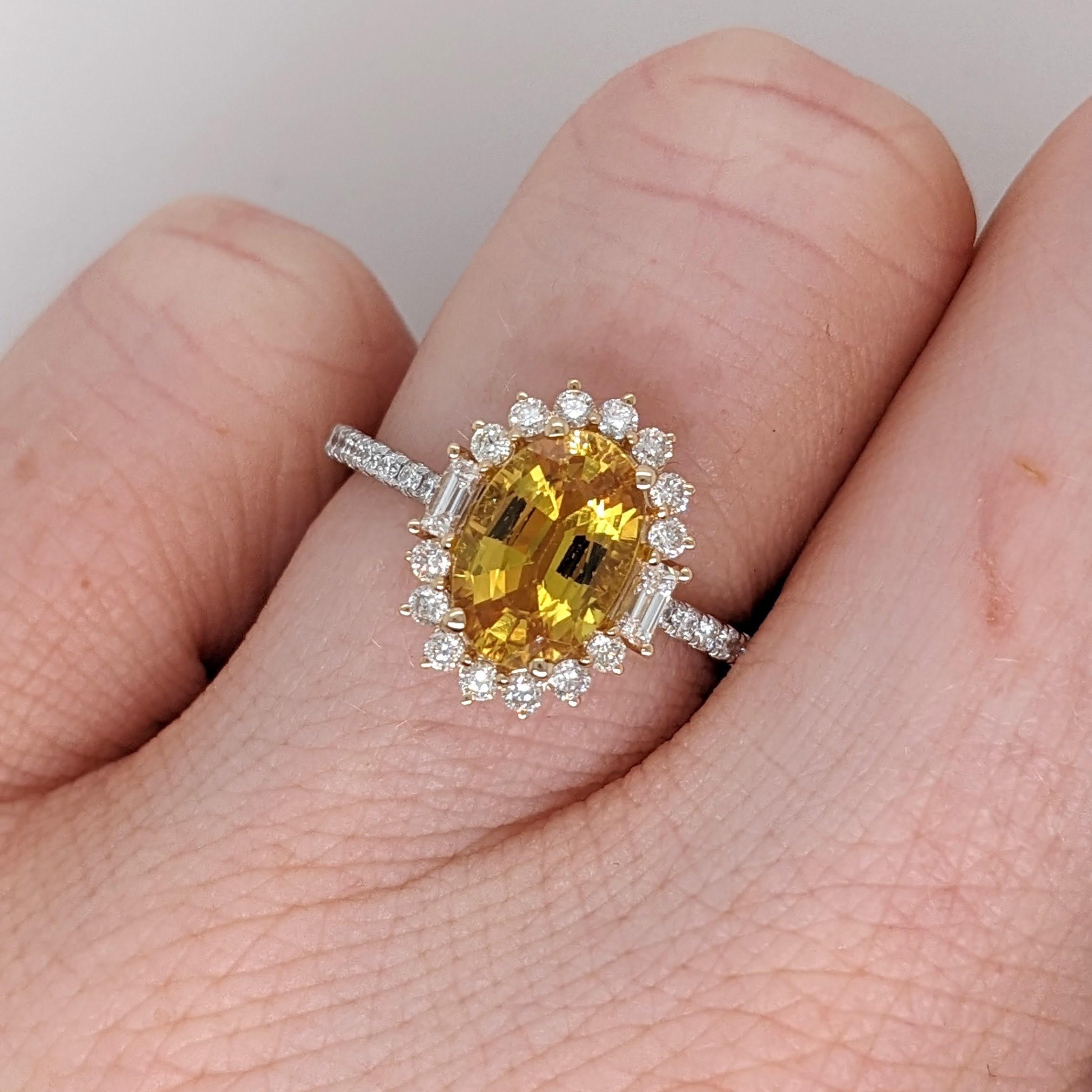 Dieser Ring enthält einen gelben Saphir von 2,10 Karat im Ovalschliff, der von einem Sonnenschliff-Design aus natürlichen, in der Erde abgebauten Diamanten akzentuiert wird. Dieser Ring ist ein schöner September-Geburtsstein für Ihre Liebsten! 
