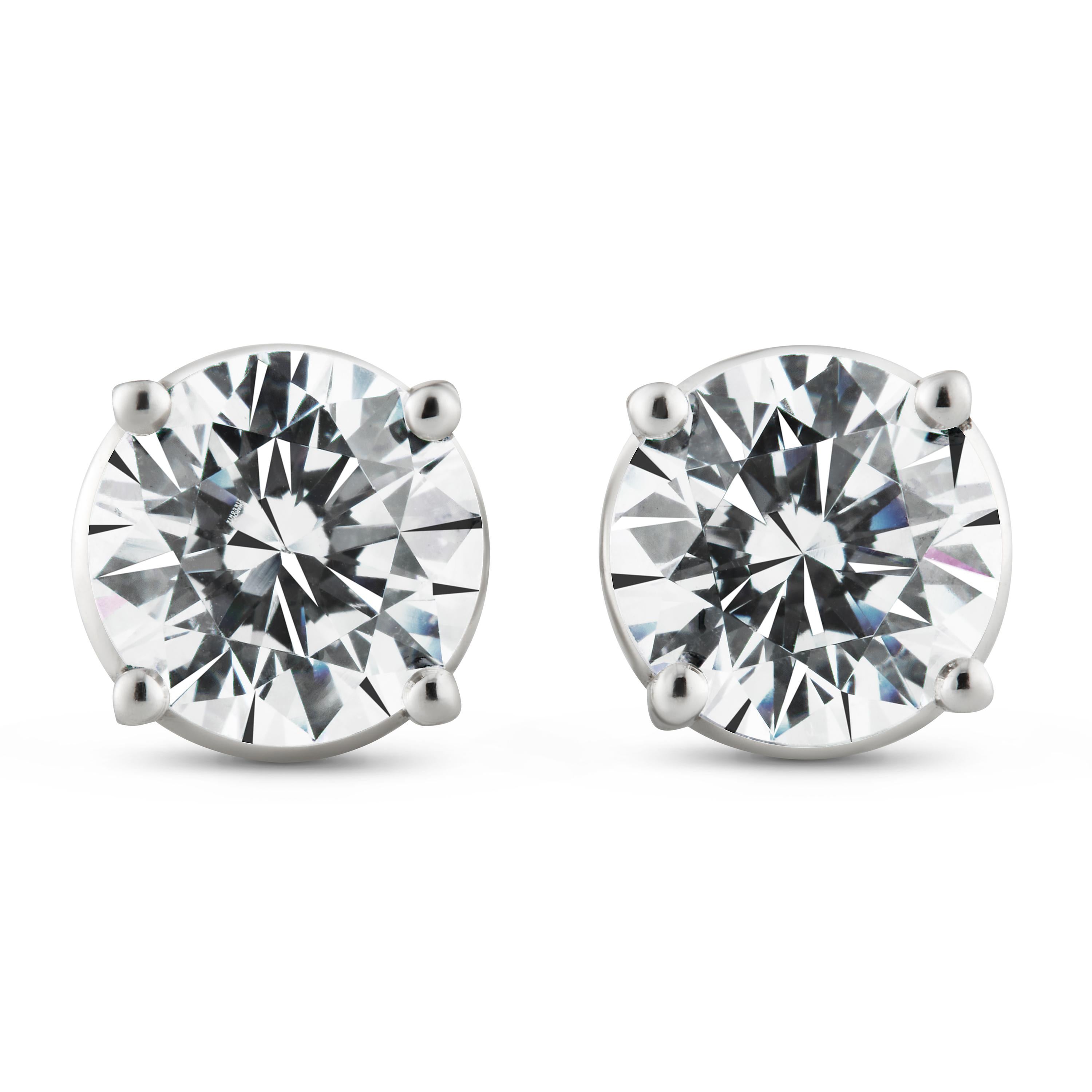 The No.1 Solitaire ear studs with a total weight of 2 carats are designed to maximise the brilliance and luminosity of the diamonds. 
Our distinctive halo is carefully engineered to elevate the diamond, emphasizing its size while strengthening and