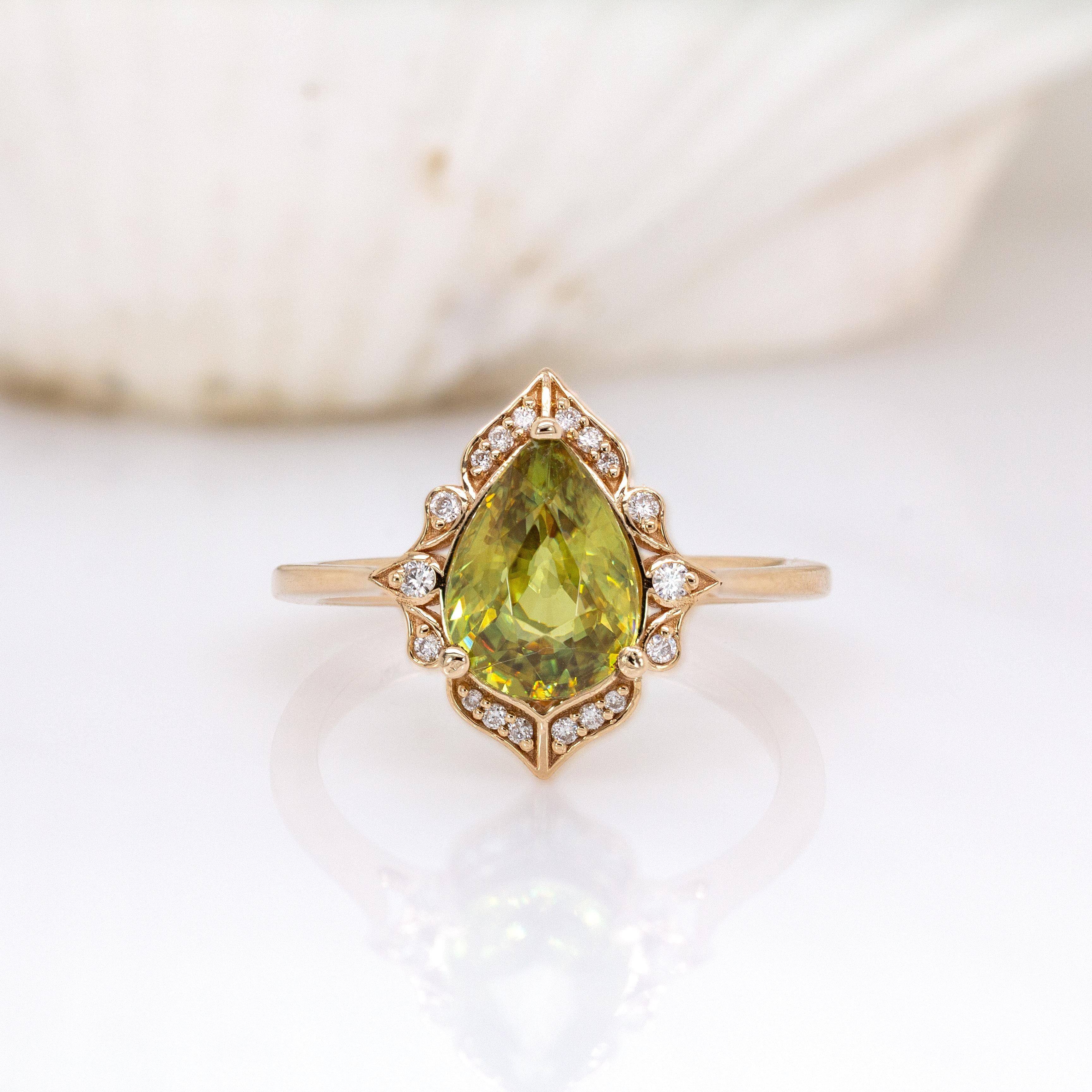 Anillo de Esfena de 2 ct con Detalles de Diamantes Naturales en Oro Amarillo Macizo de 14K  PE 9x7mm Art Decó en venta
