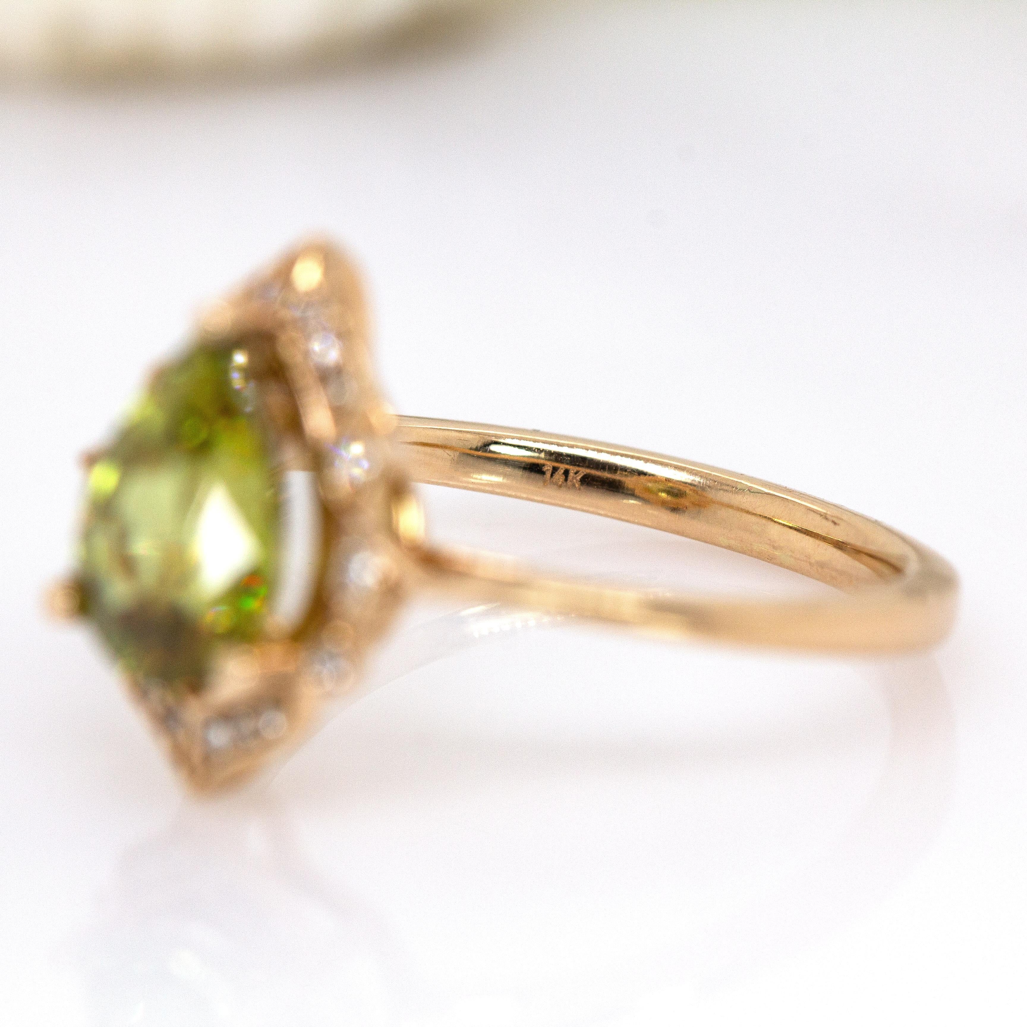 Anillo de Esfena de 2 ct con Detalles de Diamantes Naturales en Oro Amarillo Macizo de 14K  PE 9x7mm en venta 1