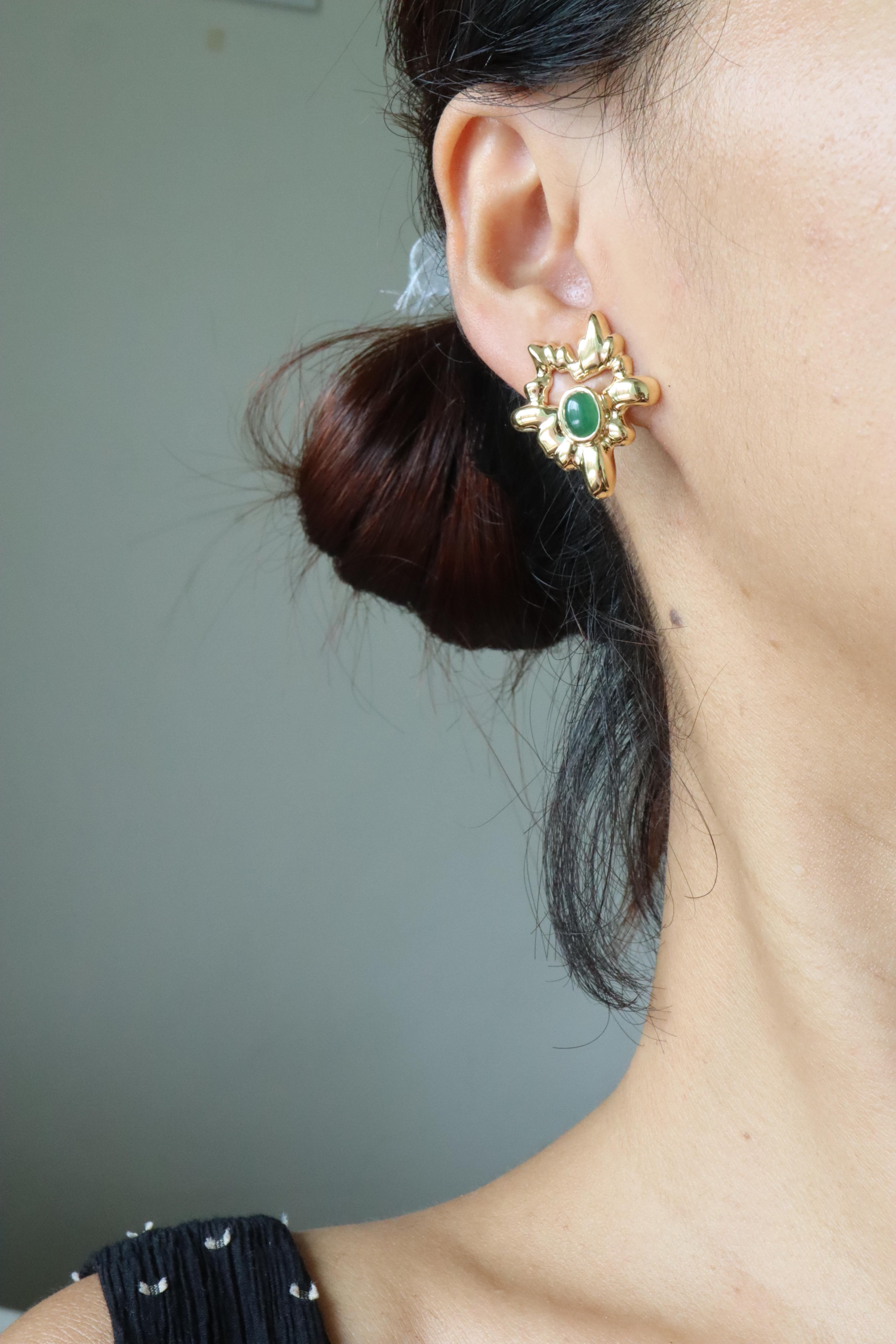 Entdecken Sie die Kunstfertigkeit von Water Splash Style Type A Jadeit Jade Earrings, einer einzigartigen Kreation von Burma JARS. Gefertigt aus 100% natürlichem, unbehandeltem burmesischem Jadeit und gefasst in 18 Karat Massivgold, ist dieses