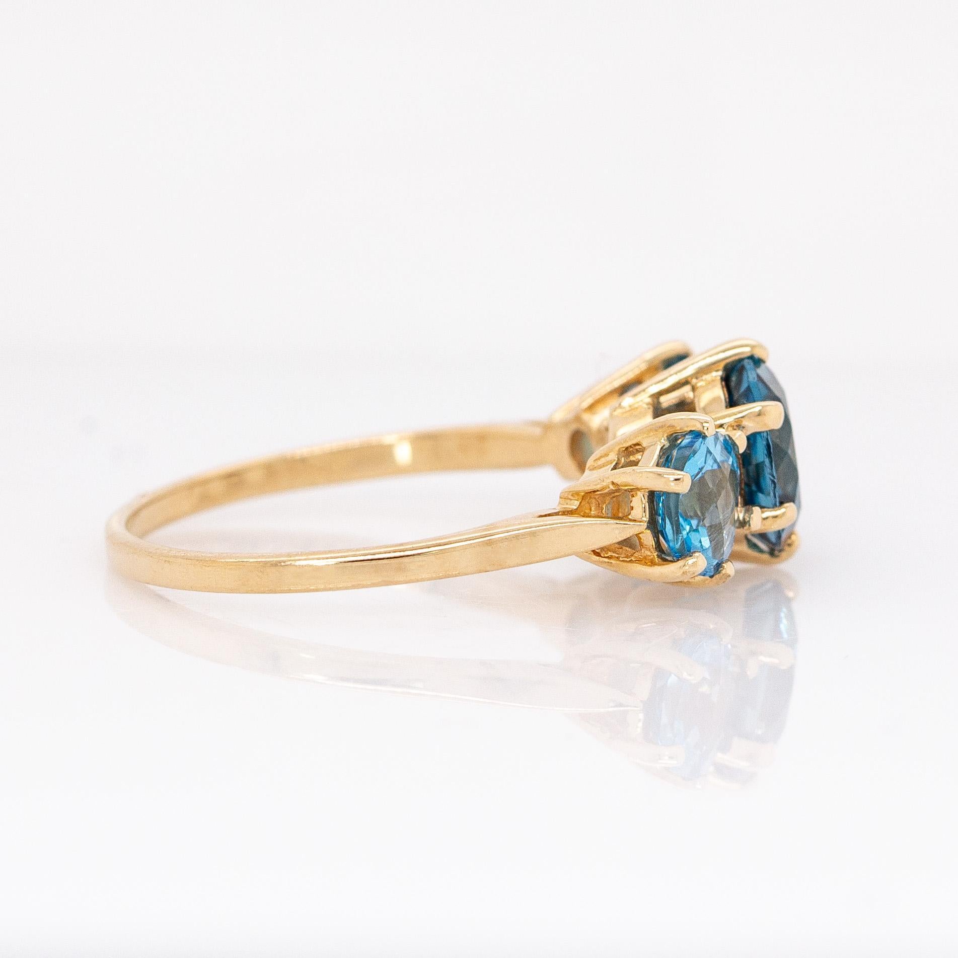 Anello con Topazio Blu di Londra da 2 carati: oro massiccio 14k, incastonatura a tre pietre  8mm In condizioni Nuovo in vendita a Columbus, OH