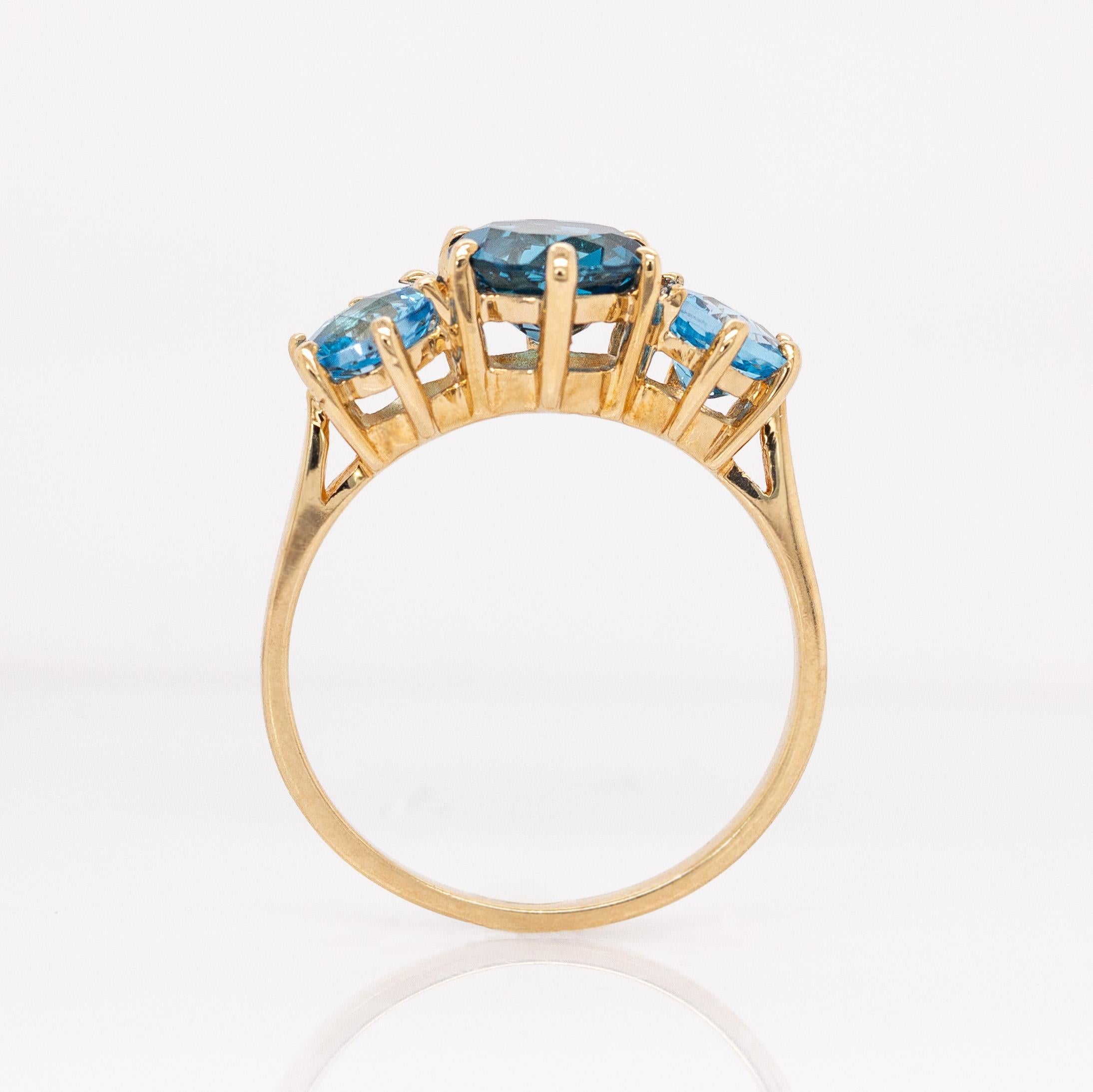 Donna Anello con Topazio Blu di Londra da 2 carati: oro massiccio 14k, incastonatura a tre pietre  8mm in vendita