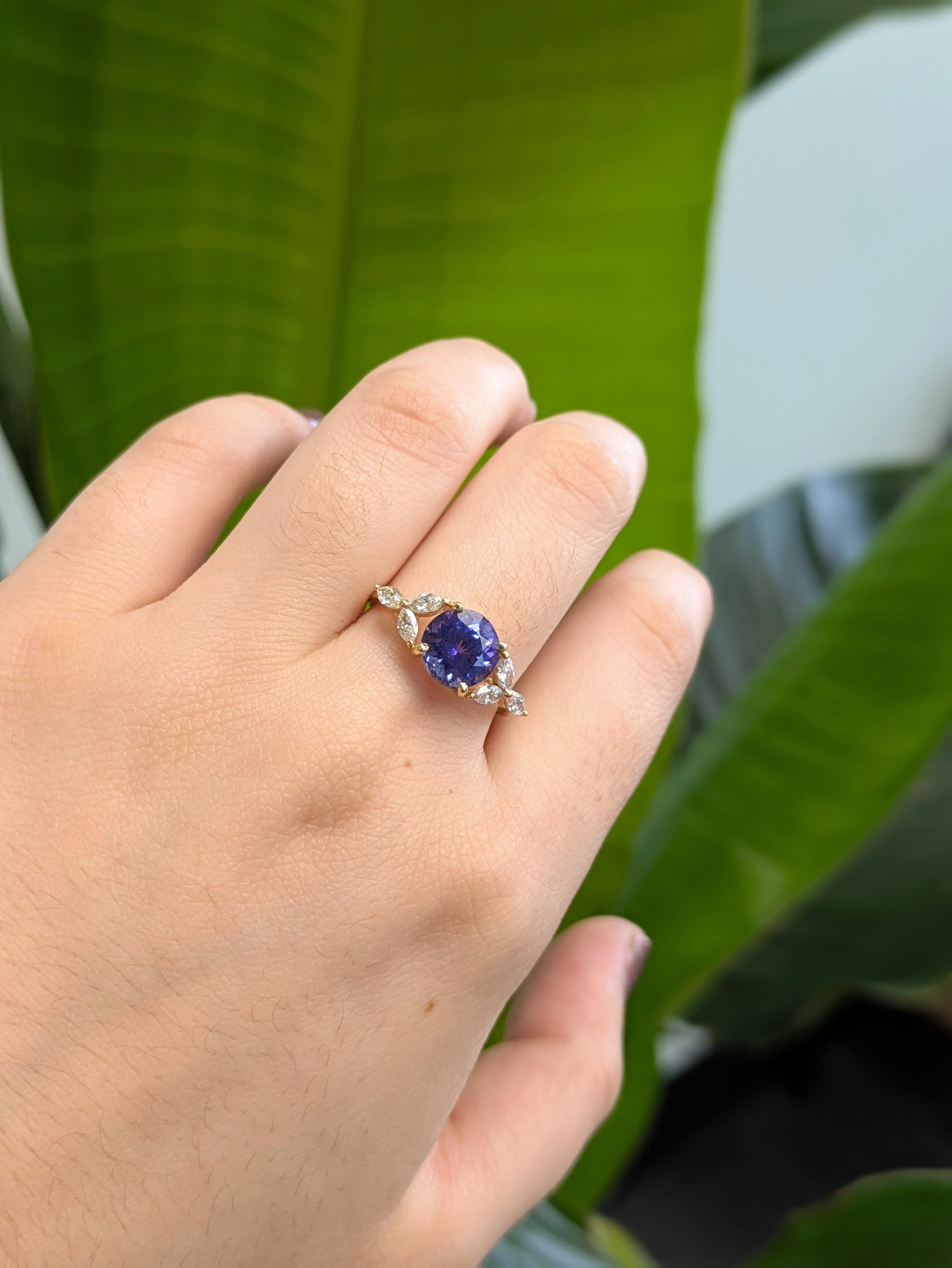 Un anello che parla chiaro: questa tanzanite da 1,99 carati abbaglia con un audace taglio rotondo e ricche sfumature blu-viola. Incastonato nell'oro giallo 14 carati, è impreziosito da eterei diamanti a forma di marquise. Ogni elemento è selezionato